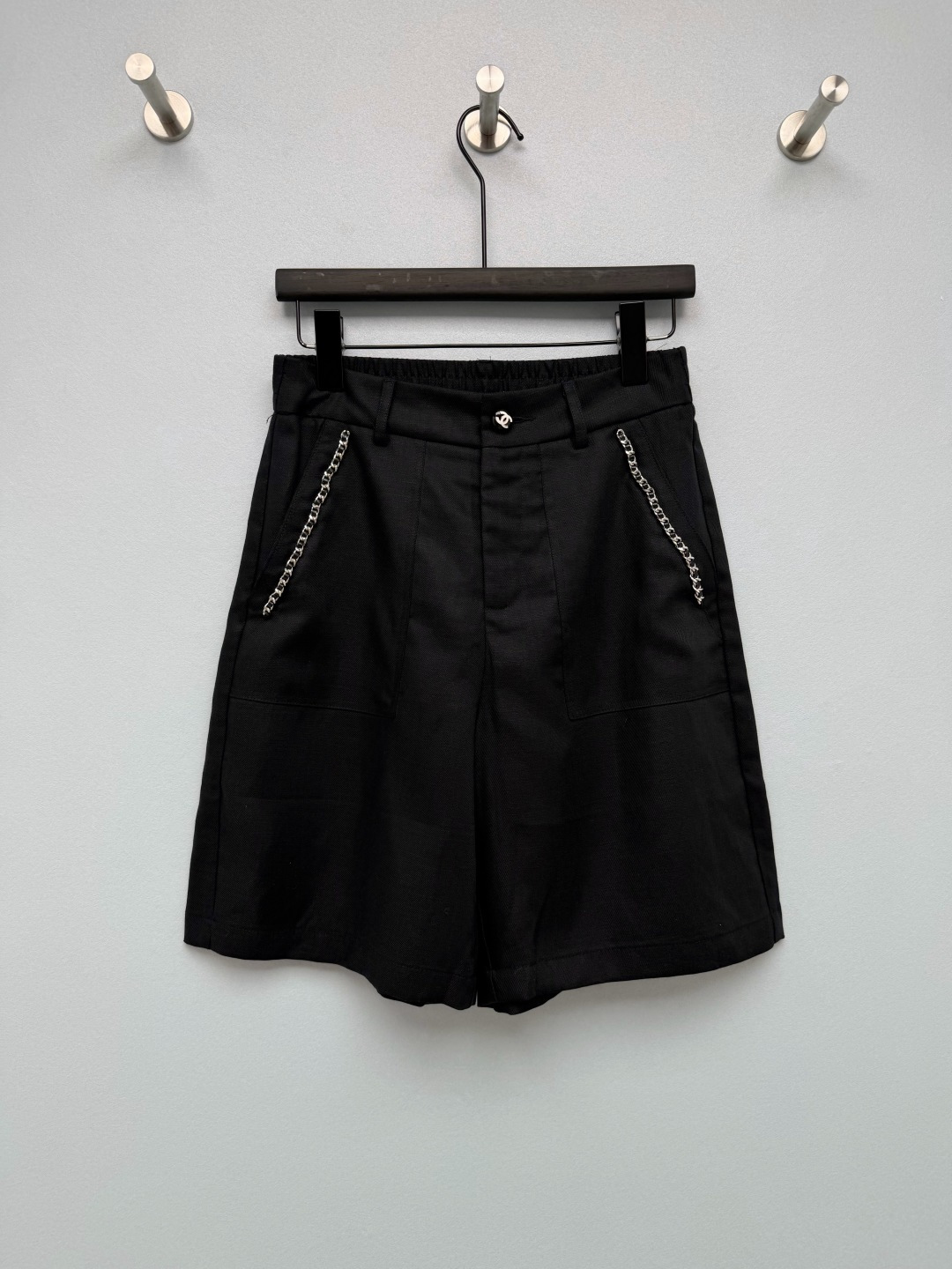 NO:888815,CHA*26 new style double-C chain decorated five-quarter suit Bermuda pants, placket with black gilt double-C resin buttons, full of recognition; pockets on both sides are decorated with leather metal chains, restoring the brand's classic accessories elements, exquisite and eye-catching. The worsted matte suit material is crisp and not easy to wrinkle, and it can be neat and stylish without ironing when going out. The back waist has hidden elasticity, which is super friendly for sisters with fat waist and abdomen!  Xiao Xiangfeng's natal suit and trousers, the details directly hit the exquisite girl. 2 colors and 3 sizes SMLR, Chanel-clothing, chanel, business suit,19860909CHA*26新款双C链条装饰五分西装百慕大中裤 襟黑底鎏金双C树脂纽扣,辨识度拉满；两侧口袋搭配皮穿金属链条装饰,还原品牌经典配饰元素,精致吸睛.精纺哑光西装料挺括不易皱,不用熨烫出门也利落有型,后腰暗藏弹力松紧,对腰腹有肉的姐妹超友好！小香风本命西装五分裤,细节直接戳中精致女孩 2色3码SMLR,香奈儿-服装,chanel,business suit,,Women's clothing