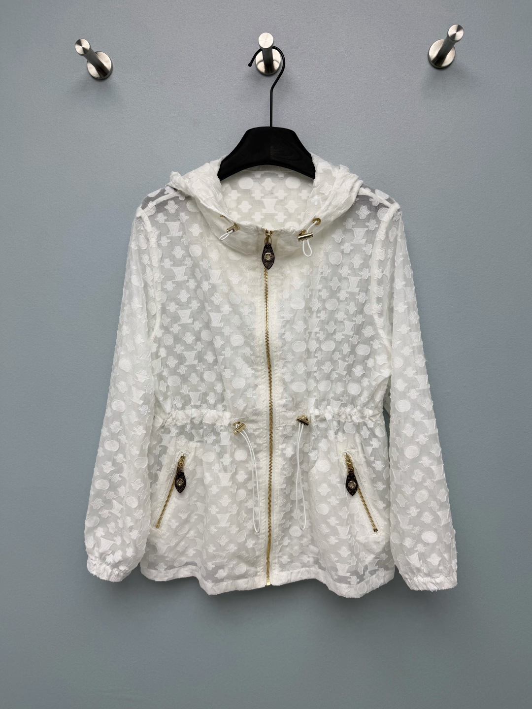 NO:888674,Lou*26's new three-dimensional dark pattern presbyopic hooded jacket is made of light and slightly permeable texture sun protection fabric, with three-dimensional embossed Monogram presbyopic jacquard, with distinct texture layers. The zipper puller is made of classic presbyopic vegetable-tanned leather hangers, engraved with circular metal labels; the cap opening and waist drawstring are equipped with metal adjustment buckles of the same color, with uniform details. Both white/haze blue colors are gentle and durable. The light blue is white and not picky, and the white is refreshing and clean!  2 colors and 3 sizes SMLR,Louis Vuitton-clothing,louis vuitton,jackets & coats,hats,19860909Lou*26新款立体暗纹老花连帽外套 轻薄微透肌理防晒面料,自带立体浮雕Monogram老花提花,肌理层次分明.拉链头采用经典老花植鞣皮挂片,刻印圆形金属标；帽口、腰抽绳均搭配同色系金属调节扣,细节统一白/雾霾蓝两个配色都温柔耐看,浅蓝显白不挑皮,白色清爽干净！2色3码SMLR,路易威登-服装,louis vuitton,jackets & coats,hats,,Women's clothing