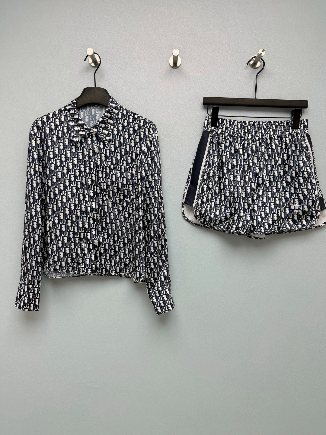 NO:888684,DI*26 new Oblique presbyopic long-sleeved shirt and shorts two-piece suit  The whole set is unified with Oblique's classic letter print. The navy retro color is low-key and noble. The satin chiffon fabric is smooth and drape. The upper body is cool and cool, and it is not stuffy at all in summer. The lapel long-sleeved shirt has a loose and short version, with hidden letter webbing details on the side, inadvertently revealing the texture. The matching shorts are elasticated.  Drawstring waist, very tolerant to various waist sizes, contrasting brand webbing on the side + curved slit trouser legs, built-in white lining so you don’t have to worry about being exposed, and the small embroidered logo on the trouser body is exquisite and not exaggerated. It can be done at home, at the beach, or when shopping. You don’t have to worry about matching it, just take it and you will have a high-end sense of relaxation, light luxury and lazy people can wear it to the ceiling!  Single color code 3 SML AB, Dior-clothing, dior, shorts, shirts,19860909DI*26新款Oblique老花长袖衬衫短裤两件套套装 整套统一Oblique经典字母印花,藏青复古配色低调显贵,缎面雪纺面料滑溜溜垂感满分,上身冰冰凉凉,夏天完全不闷热.翻领长袖衬衫宽松短款版型,侧边暗藏字母织带细节,不经意间流露质感,配套短裤做了松紧抽绳腰,对各种腰围包容度超高,侧边撞色品牌织带+弧形开叉裤脚,内置白衬不用担心走光,裤身小刺绣logo精致不浮夸,居家、海边、逛街一套搞定.不用费心搭配,随手一拍都是高级松弛感,轻奢懒人穿搭天花板！单色3码 SML AB,迪奥-服装,dior,shorts,shirts,,Women's clothing