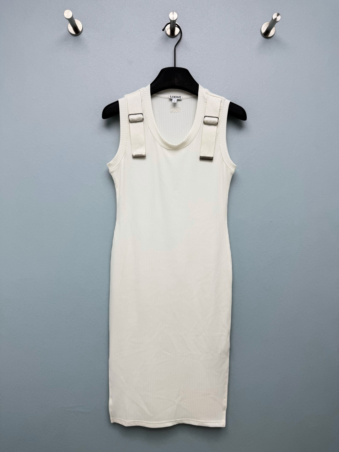 NO:888694,LOE*26 new style ribbed buckle decorated pit knitted vest dress  The wide nylon webbing shoulder strap is equipped with a sliding metal adjustment buckle, which can freely adjust the length of the shoulder strap. The bottom of the shoulder strap is inlaid with a logo-engraved matte metal nameplate, which is highly recognizable and combines workwear style with light luxury. The back collar hides a classic A  Nagram embossed small logo, low-key and elegant, black and white with eyes closed, stretch knitted fabric with vertical pit pattern, close to the body but not tight at all, slim waist version with a lot of body, a basic tank dress with self-recognition is here  2 colors and 3 codes SMLL, Loewe-clothing, loro piana, loewe, loewe, skirts,19860909LOE*26新款织带扣饰坑纹针织背心裙 宽幅尼龙织带肩带,搭配可滑动金属调节扣,能自由调整肩带长短；肩带底部镶嵌刻有logo哑光金属铭牌,辨识度极高,工装风与轻奢感结合.后领暗藏经典Anagram压纹小logo,低调显贵不张扬,黑白双色闭眼入,竖坑纹弹力针织面料,贴身但完全不勒,修身收腰版型巨藏肉,自带辨识度的基础款背心裙来啦 2色3码SMLL,罗意威-服装,loro piana,loewe,loewe,skirts,,Women's clothing