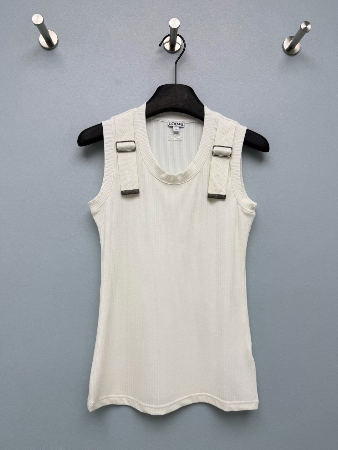 NO:888704,LOE*26 new style ribbed buckle decorated pit knitted vest  The wide nylon webbing shoulder strap is equipped with a sliding metal adjustment buckle, which can freely adjust the length of the shoulder strap. The bottom of the shoulder strap is inlaid with a logo-engraved matte metal nameplate, which is highly recognizable and combines workwear style with light luxury. The back collar hides a classic  Anagram embossed small logo, low-key and elegant, black and white with eyes closed, stretch knitted fabric with vertical pit pattern, close-fitting but not tight at all, slim-fitting and waist-hugging version with plenty of room for concealment, a basic vest with self-recognition is here  2 colors and 3 codes SMLL, Loewe-clothing, loro piana, loewe, loewe,19860909LOE*26新款织带扣饰坑纹针织背心 宽幅尼龙织带肩带,搭配可滑动金属调节扣,能自由调整肩带长短；肩带底部镶嵌刻有logo哑光金属铭牌,辨识度极高,工装风与轻奢感结合.后领暗藏经典Anagram压纹小logo,低调显贵不张扬,黑白双色闭眼入,竖坑纹弹力针织面料,贴身但完全不勒,修身收腰版型巨藏肉,自带辨识度的基础款背心来啦 2色3码SMLL,罗意威-服装,loro piana,loewe,loewe,,Women's clothing