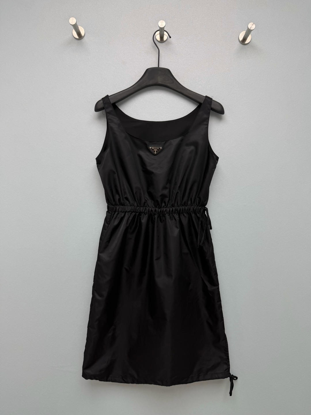 NO:888713,PRA*26 new nylon drawstring waist vest and short skirt, same style as Yang Mi!  Classic matte functional nylon fabric, waterproof and anti-wrinkle, super worry-free, easy to fold and put in the bag when going out, iconic metal triangle logo on the chest, low-key and high-end recognition, details and texture are online  The U-neck with wide shoulder straps perfectly covers the side breasts, and the drawstring at the waist can freely tighten the waistline. Small people can easily wear it in a three-quarter proportion. The drawstring straps are hidden on the side hem. It can be relaxed into a casual straight skirt. It can be tightened to become a short hot girl skirt in seconds. One skirt can be worn in two ways. The pure black minimalist version is easy to match. It is refreshing and neat to wear alone. Wear it with a shirt as a base in spring and autumn to double the atmosphere!  Monochrome size 3 SMLJ, Prada-clothing, prada, prada, skirts, shirts,19860909PRA*26新款尼龙抽绳收腰背心短裙 杨幂同款！经典哑光机能尼龙面料,防水抗皱超省心,出门折叠放包里无负担,胸口标志性金属三角标,低调自带高级辨识度,细节质感在线 宽肩带U领完美遮住副乳,腰部抽绳系带自由收束腰线,小个子轻松穿出三七分比例,侧边下摆暗藏抽绳绑带,放松是休闲直筒裙,收紧秒变短款辣妹裙,一裙两种穿法,纯黑极简版型不挑搭配,单穿清爽利落,春秋内搭衬衫打底氛围感翻倍！单色3码SMLJ,普拉达-服装,prada,prada,skirts,shirts,,Women's clothing