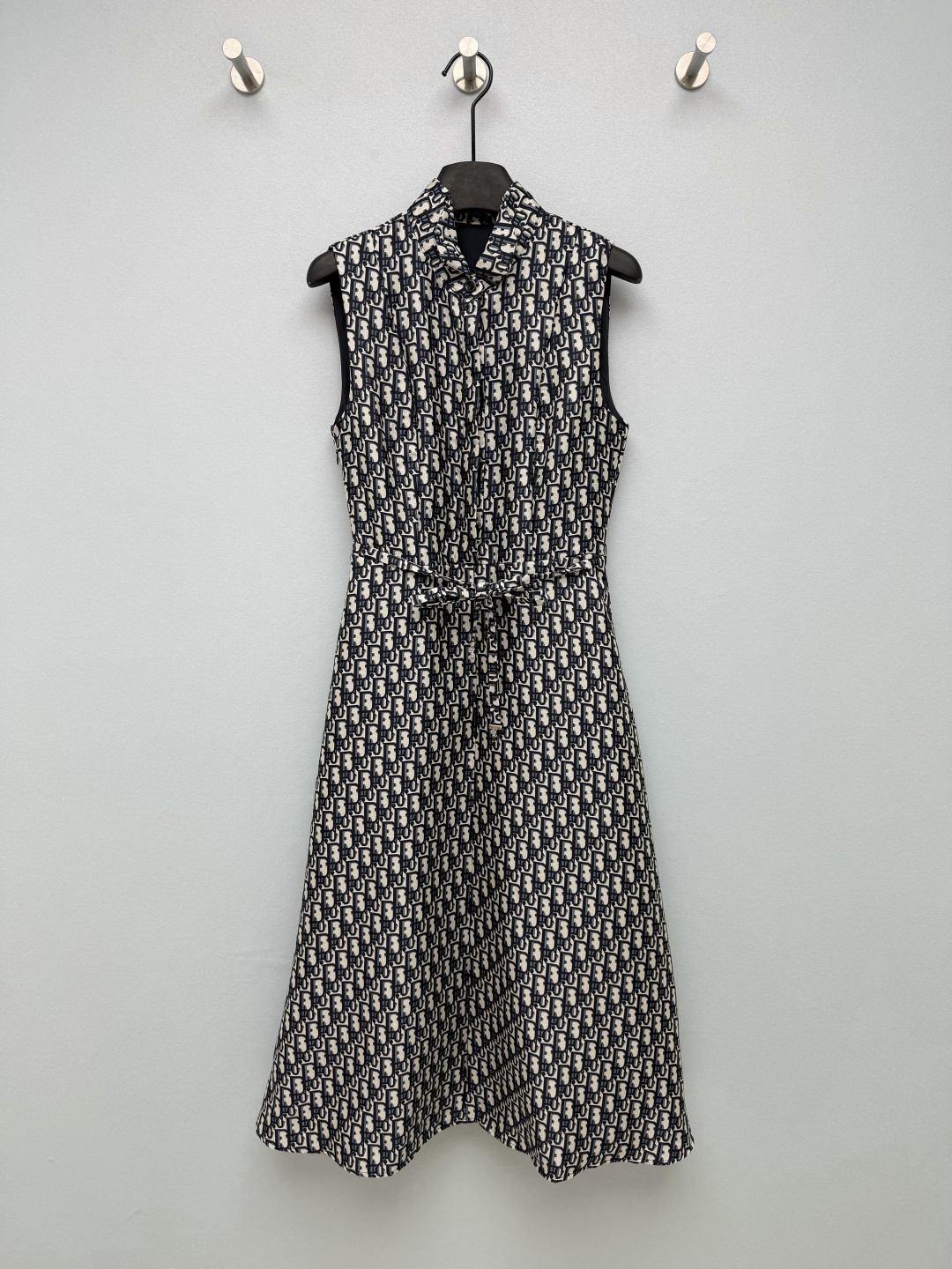 NO:892158,DI*26 new Oblique all-print jacquard sleeveless shirt dress. Classic Oblique high-density yarn-dyed jacquard fabric, full three-dimensional presbyopic texture, small lapel sleeveless design. Simple and neat single row of black buttons. It comes with the same presbyopic belt. The belt is equipped with a CD metal zipper accessory. When tied, it will instantly create a slim waist. If not tied, it will be a relaxed straight version.  Monochrome size 3 SML, Dior-clothing, dior, skirts, shirts,19860909DI*26新款Oblique满印提花无袖衬衫连衣裙 经典Oblique高密度色织提花面料,立体老花肌理感拉满,小翻领无袖设计 单排黑纽扣简约利落,自带同款老花腰带,腰带搭配CD字金属拉链配饰,系上立刻掐出小蛮腰,不系又是松弛直筒版型,A字过膝长裙对梨形身材超友好,藏胯遮肉,垂感满分！单色3码SML,迪奥-服装,dior,skirts,shirts,,Women's clothing