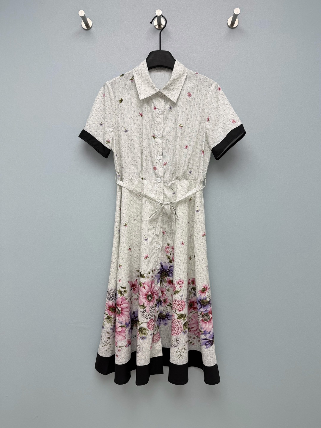 NO:889335,DI*26 new Oblique dark pattern bottom floral print short-sleeved shirt dress  The whole body of the skirt is made of light gray Oblique presbyopia dark pattern. The hem of the skirt is spliced with a large area of pink and purple gradient hydrangeas and dahlia watercolor flowers. The bottom is embellished with the brand Dior logo, which is low-key and full of spring atmosphere. Standard small lapels, single row  The placket is full with white round buttons; the short-sleeved cuffs are edged with black contrasting colors, and the bottom edge of the skirt is synchronized with the wide contrasting black edges. The upper and lower details echo each other to enhance the sophistication. Wear this Dior shirt dress in the spring garden to create a gentle and intellectual atmosphere.  Solid color size 3 AW, Dior-clothing, dior, dior, skirts, shirts, T-shirt,19860909DI*26新款Oblique暗纹底花卉印花短袖衬衫连衣裙 裙身通体浅灰色Oblique老花暗纹打底,裙身下摆拼接大面积粉紫渐变绣球、大丽花水彩花卉,底部点缀品牌Dior标识,低调中充满春日氛围感.标准小翻领,单排白色圆形纽扣全开门襟；短袖袖口采用黑色撞色包边,裙摆底边同步黑色撞色宽边,上下细节呼应,提升精致度.把春日花园穿在身上的迪奥衬衫连衣裙,温柔知性氛围感拉满 单色3码AW,迪奥-服装,dior,dior,skirts,shirts,T-shirt,,Women's clothing