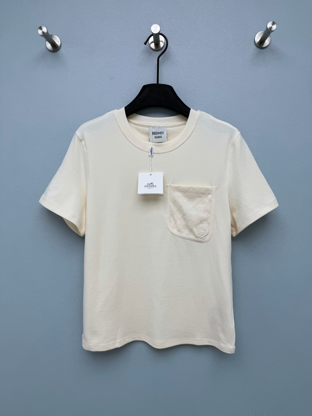 NO:889351,HE*26 new diamond embroidered pocket basic white T-shirt  The long-staple double-ply cotton fabric is soft, waxy and breathable. It becomes softer after washing. It does not pill or turn yellow after being washed for a long time. The texture is far better than ordinary white T-shirts. The rhombus quilted pocket on the left chest is very recognizable. The circle embroidered logo is hidden at the bottom of the bag. It is low-key and not exaggerated, and has a sense of luxury.  The reinforced narrow round neck will not collapse when worn for a long time, and the slightly curved hem design looks good whether it is worn out or tucked into the waistband of pants. The loose and moderate version is not tight or bloated, hides the flesh of the arms, and can be controlled by various body types. It is a universal basic style that can be stocked with closed eyes!  4 colors and 4 codes SMLXL AS, Hermes-clothing, hermes, tees, t-shirt,19860909HE*26新款菱格刺绣口袋基础白T恤 长绒双股棉面料软糯透气,水洗后更柔和,久洗不起球不发黄,质感远超普通白T,左胸菱格衍缝口袋太有辨识度,袋底暗藏圆圈刺绣logo,低调不浮夸,自带高级感,加固窄圆领久穿不会垮塌,微弧形下摆设计,不管放出来还是塞裤腰都好看.宽松适度的版型,不紧绷不臃肿,藏住手臂肉肉,各种身材都能驾驭,属于闭眼囤的万能基础款！4色4码SMLXL AS,爱马仕-服装,hermes,tees，t-shirt,,Women's clothing