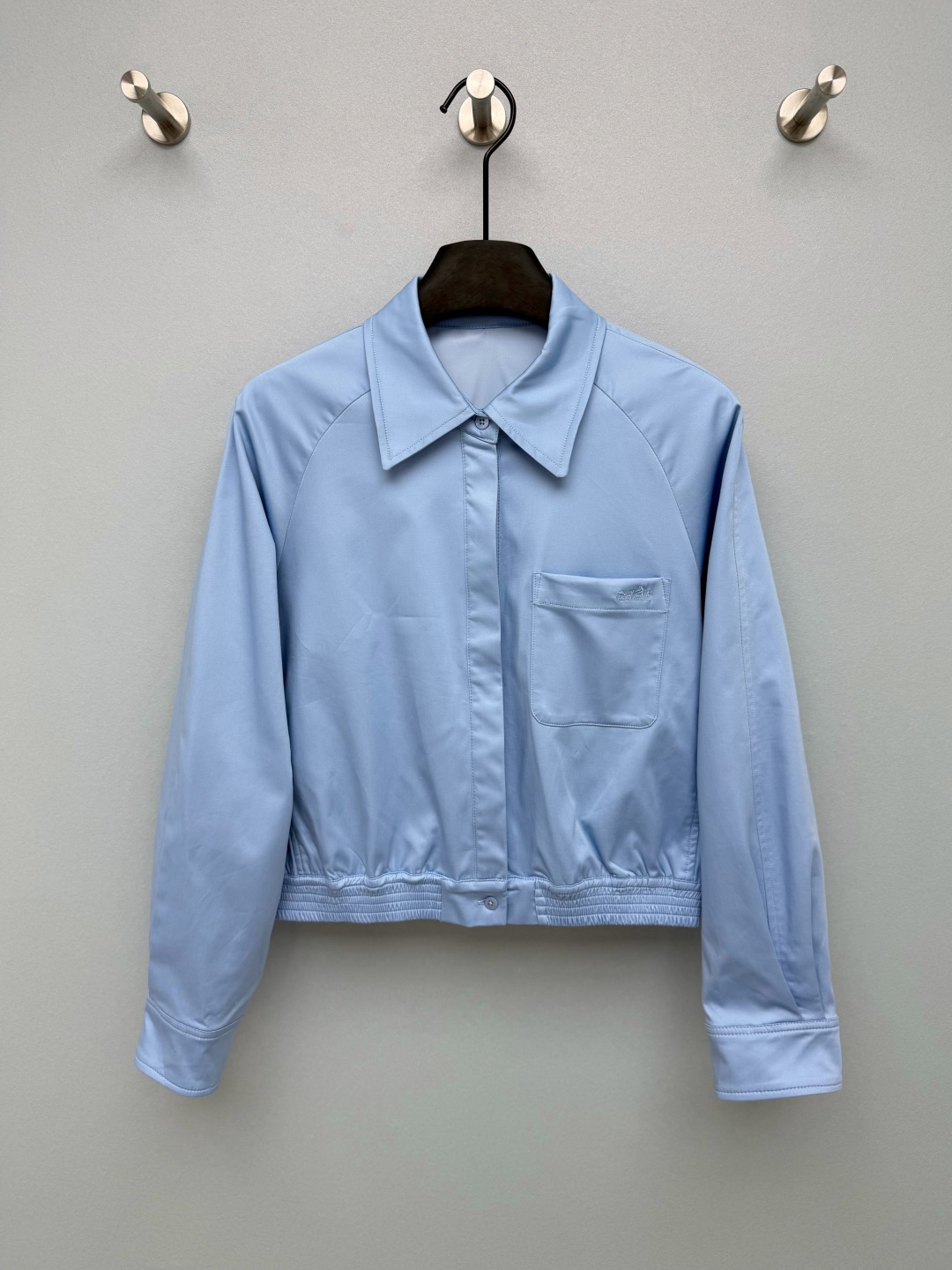 NO:889360,HE*26 New Style Shirt Collar Short Waisted Casual Jacket. Anti-wrinkle twill fabric has great drape. No ironing is required. It is light and windproof. Daily care is very worry-free. Three low-saturated solid colors are available. Light blue is a gentle and uplifting color. Black and white classics are perfect. Suitable for all bottoms. Exquisite carriage embroidery logo on the chest and logo buttons engraved on the cuffs, low-key and hidden brand texture, not exaggerated!  Minimalist high-end commuter jacket 3 colors and 4 codes SMLXL AS,Hermes-clothing,hermes,jackets & coats,jackets & coats,shirts,19860909HE*26新款衬衫领短款收腰休闲夹克外套 抗皱斜纹面料垂感超好,不用熨烫,轻薄还能轻微防风,日常打理超省心,三个低饱和纯色任选,浅蓝温柔提气色,黑白经典不出错,适配所有下装.胸口精致马车刺绣小标,袖口刻印logo纽扣,低调暗藏品牌质感,不浮夸！极简高级通勤外套 3色4码SMLXL AS,爱马仕-服装,hermes,jackets & coats,jackets & coats,shirts,,Women's clothing