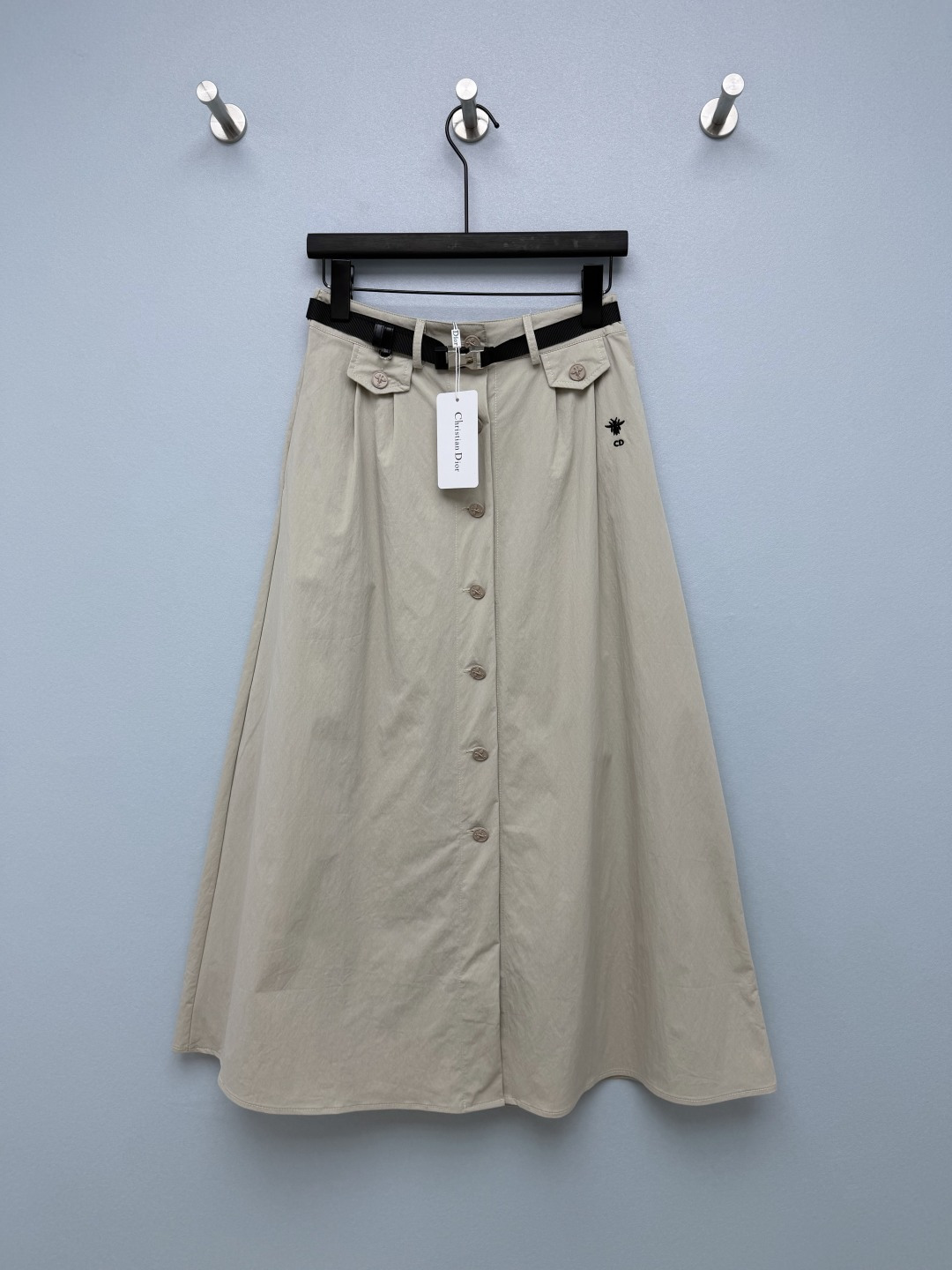 NO:889369,DI*26 new style bee embroidery workwear style front slit A-line mid-length skirt  The waist side pocket flaps are equipped with embossed bee round metal buttons, and the sides of the skirt are embroidered with three-dimensional bees and CD letters of the same color. It is low-key, light and luxurious, and is highly recognizable. The high waist is pleated and has a matching webbing belt + metal D-shaped buckle, which can freely adjust the waistline; a whole row of the same on the front  Designed with full-open buttons, it can be used as a slit skirt, with rich layering. Symmetrical flaps decorate the pockets on both sides of the waist. An all-season workwear skirt, a low-key luxury commuter party with eyes closed, 2 colors and 4 sizes SMLXLB, Dior-clothing, dior, skirts,19860909DI*26新款蜜蜂刺绣工装风前开叉A字中长半裙 腰侧袋盖搭配浮雕蜜蜂圆形金属纽扣,裙身侧边同色立体蜜蜂+CD字母刺绣,低调轻奢,辨识度拉满.高腰打褶收腰,自带配套织带腰带+金属D形扣,可自由调节腰围；正面一整排同色纽扣全开设计,可做开叉半裙,层次感丰富.腰部两侧对称翻盖装饰口袋,四季万能的工装半裙,低调轻奢通勤党闭眼入2色4码SMLXLB,迪奥-服装,dior,skirts,,Women's clothing