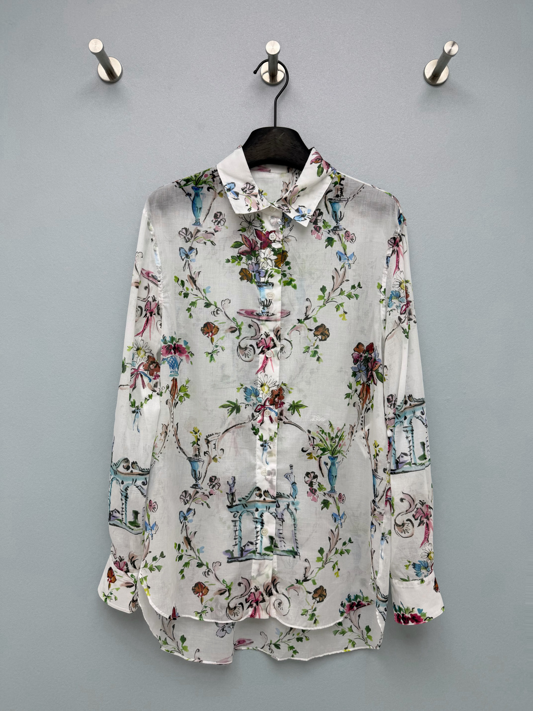 NO:889377,DI*26 new watercolor garden flower pure cotton long-sleeved shirt has an all-over hand-painted pattern, integrating elements of classical pavilions, ceramic vases, colorful flowers, vines and butterflies. The watercolor smudged color scheme is gentle and healing, and is full of French garden atmosphere. The three-dimensional embroidery logo of the same color is hidden in the middle of the body, which is low-key and exquisite, without destroying the overall beauty of the print. The hand-painted watercolor garden print is so healing, and the linen shirt worn in the French retro garden directly fills the literary atmosphere.  Monochrome size 3 B, Dior-clothing, dior, shirts,19860909DI*26新款水彩庭院花卉纯棉长袖衬衫 通体手绘风图案,融合古典凉亭、陶瓷花瓶、缤纷花卉、藤蔓蝴蝶元素,水彩晕染配色温柔治愈,充满法式花园氛围感.衣身中部暗藏同色系立体刺绣logo,低调精致,不破坏印花整体美感.手绘水彩庭院印花太治愈,把法式复古花园穿在身上的亚麻衬衫,文艺氛围感直接拉满 单色3码B,迪奥-服装,dior,shirts,,Women's clothing