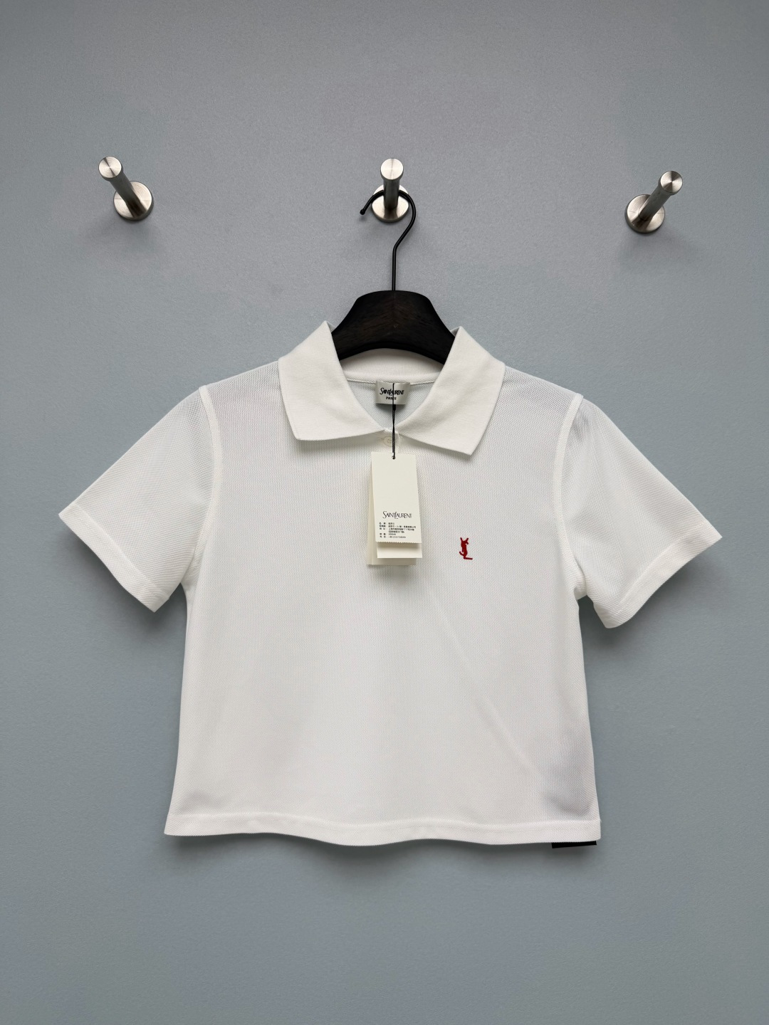 NO:889385,YS/L 26 new style small embroidered short Polo short-sleeved top  Mini logo embroidery of the same color on the left chest, white model with red embroidery, brown model with dark embroidery of the same color, low-key and exquisite, highly recognizable and unobtrusive; matching original brand tag. Pique cotton fabric comes with breathable mesh, which is completely non-stick to the body when sweating in summer, and it will not pill or deform after long washing. It is a versatile short polo shirt that can be worn with eyes closed in 2 colors and size B, saint laurent-clothing, saint laurent, T-shirt,19860909YS/L 26新款小刺绣短款Polo短袖上衣 左胸口迷你同色系logo刺绣,白款搭配红刺绣、棕款同色暗绣,低调精致,辨识度高不张扬；配套原版品牌吊牌.珠地棉面料自带透气网眼,夏天出汗完全不粘身子,久洗也不起球不变形,百搭不出错的短款polo衫,极简控闭眼入2色3码B,圣罗兰-服装,saint laurent,T-shirt,,Women's clothing