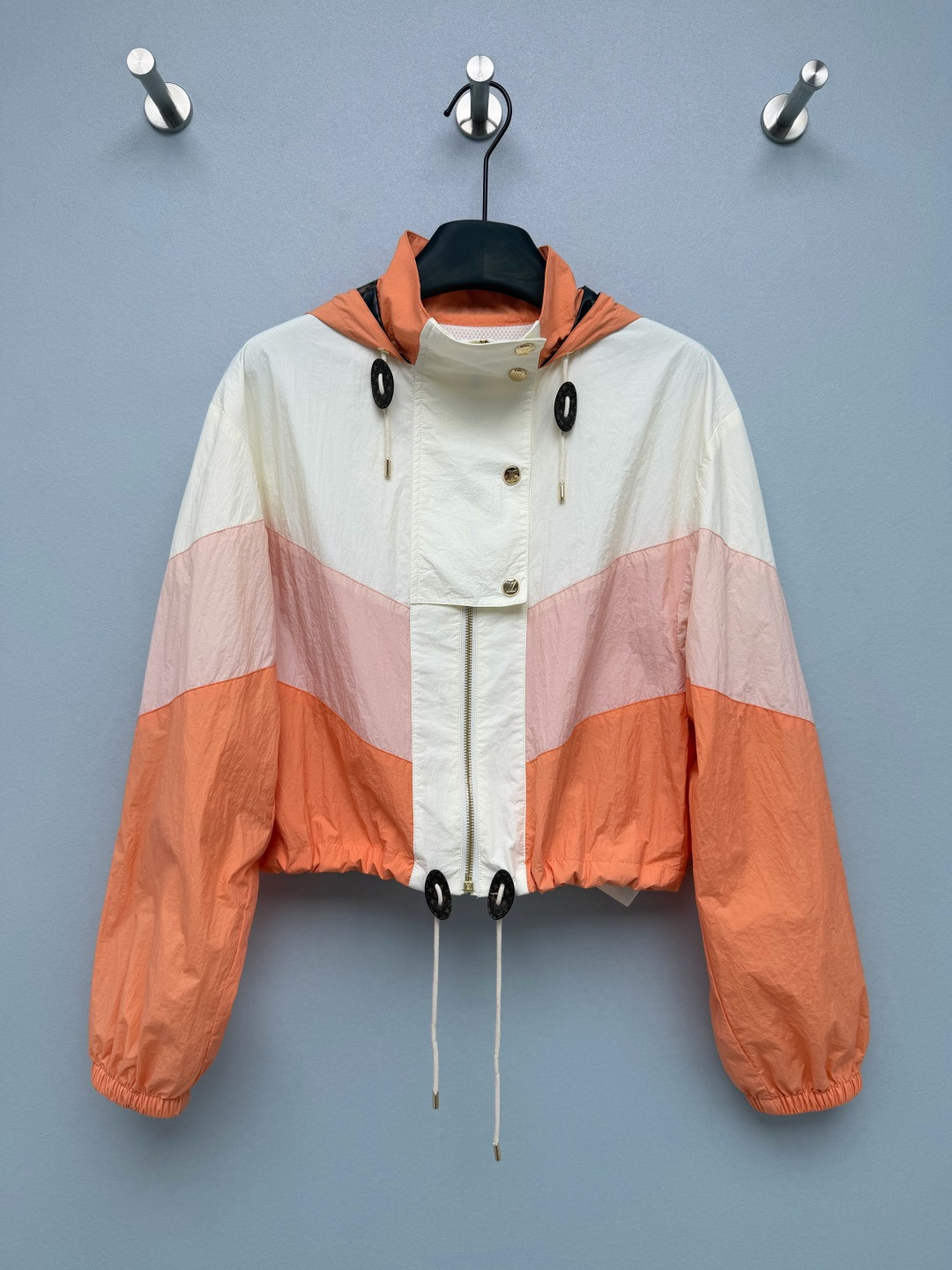 NO:889315,Lou*26 New Gradient Contrast Color Short Hooded Sun Protection Jacket  Three-stage layered contrasting colors, off-white + nude pink + warm orange soft gradient color, low saturation and warm tones show whiteness and gentleness, with a strong sense of layering; the inner hood is presbyopia lining, and the drawstring leather buckle is classic Monogram vegetable tanned leather, which is full of details and atmosphere. The zipper + metal snap double windshield placket design. The short version is equipped with a hem drawstring, which can directly raise the waistline when folded, a gentle and healing three-color gradient sun protection jacket, a must-have item for vacation.  Solid color size 3 SMLB,Louis Vuitton-clothing,louis vuitton,jackets & coats,hats,19860909Lou*26新款渐变撞色短款连帽防晒冲锋外套 三段式分层撞色,米白+裸粉+暖橙柔和渐变配色,低饱和暖调显白温柔,层次视觉感强；内里连帽藏老花内衬,抽绳皮扣是经典Monogram植鞣皮,细节氛围感拉满,拉链+金属按扣双重挡风门襟设计.短款版型搭配下摆抽绳,一收直接拉高腰线,温柔治愈的三色渐变防晒外套,出门度假必备单品 单色3码SMLB,路易威登-服装,louis vuitton,jackets & coats,hats,,Women's clothing