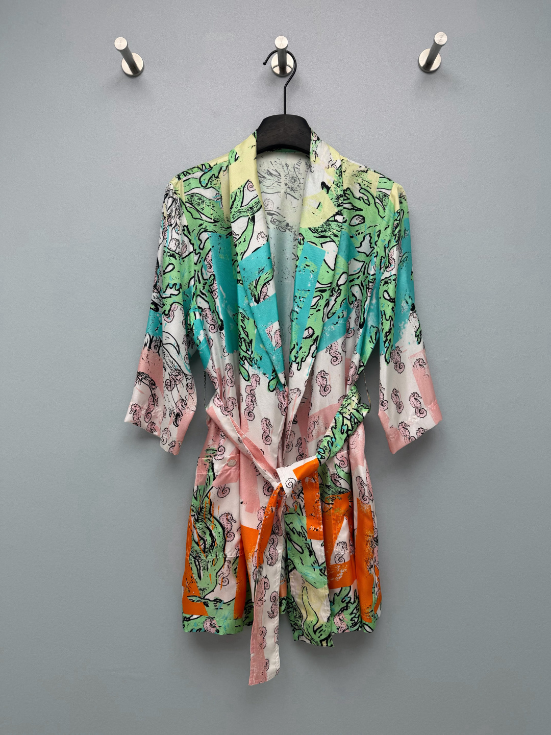 NO:889322,CHAN*L 26 New Coco Beach series silk printed bathrobe jacket. High version. Pay attention to details to differentiate the version. It uses highly saturated mint green, cyan blue, and peach pink as the background color, and incorporates hand-painted style seahorses, corals, and letter elements. The color is bright and full of summer vitality, bringing with it the lively vacation atmosphere of the South French coast. It really has its own luster under the sun!  The loose fit is very tolerant to the figure, and the three-quarter sleeves cover the fleshy arms. It comes with a waist belt made of the same fabric, and the tightness can be freely controlled. The buckle pockets on both sides are practical and exquisite. It can be used as a vacation swimsuit or a home pajamas. Wear it alone to create a sense of atmosphere when going out. It is a must-have for spring and summer travel!  Lazy and exquisite, the logo on the buttons and the contrasting piping on the pockets, every detail says 'this is Fragrance Grandma', low-key and high-end, and the texture of the silk fabric is amazing!  Wearing this looks like a rich girl vacationing in South France. It looks great with any outfit. You must have one in your summer wardrobe!  2 colors and 3 sizes SMLB, Chanel-clothing, chanel, chanel, jackets & coats, real silk, swimsuits,19860909CHAN*L 26 新款Coco Beach 系列真丝印花浴袍款外套 高版本 注意细节区分版本 以高饱和的薄荷绿、青蓝、蜜桃粉拼接为底色,融入手绘风格的海马、珊瑚、字母元素,色彩明快又充满夏日活力,自带南法海岸的鲜活度假氛围.阳光下真的自带光泽！宽松的版型对身材超包容,七分袖遮住手臂肉肉.自带同面料收腰腰带,松紧要自由掌控,两侧带扣口袋实用又精致,既能当度假泳衣外搭、居家睡袍,单穿出门也氛围感拉满,春夏出行刚需！慵懒又精致,纽扣上的标识、口袋的撞色滚边,每一处细节都在说“这是香奶奶”,低调又高级,真丝面料的质感摸起来绝了！穿上就是南法度假的富家千金,随便搭都超有氛围感,夏天的衣柜里一定要有一件！2色3码SMLB,香奈儿-服装,chanel,chanel,jackets & coats,real silk,swimsuits,,Women's clothing