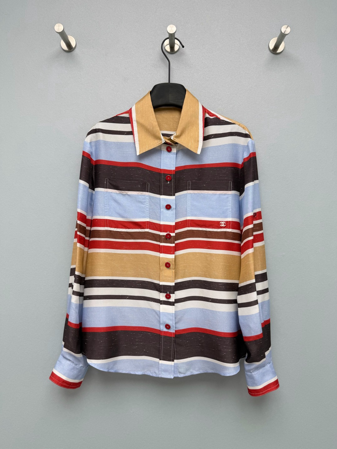 NO:889329,CHA*26 new retro contrast striped silk long-sleeved shirt  A combination of multi-layered wide horizontal stripes, contrasting colors of warm khaki, light sky blue, burgundy, dark brown, and milky white, giving a retro holiday atmosphere. The collar and cuffs are stitched with same-color hemming to create a unified layer. The placket and cuffs are all made of burgundy resin buttons, embedded with a silver Double C embossed logo; the left chest pocket is decorated with minis on the side  Double C embroidery, low-key hidden brand details. The silk blended fabric has a subtle texture, the matte texture is high-end but not cheap, the upper body is smooth and cool, the contrasting striped silk shirt with a retro pictorial feel is amazing, single color size 3 SMLB, Chanel - clothing, chanel, shirts, real  silk,19860909CHA*26新款复古撞色条纹真丝长袖衬衫 多层次宽横条纹组合,暖卡其、浅天蓝、酒红、深棕、奶白撞色搭配,复古度假氛围感,领口、袖口做同色系包边拼接,层次统一.门襟、袖口全部采用酒红色树脂纽扣,内嵌银色双C浮雕logo；左胸口袋侧边点缀迷你双C刺绣,低调暗藏品牌细节.真丝混纺面料带着细微杂点肌理,哑光质感高级不廉价,上身顺滑冰凉,自带复古画报感的撞色条纹真丝衬衫太绝了单色3码SMLB,香奈儿-服装,chanel,shirts,real silk,,Women's clothing