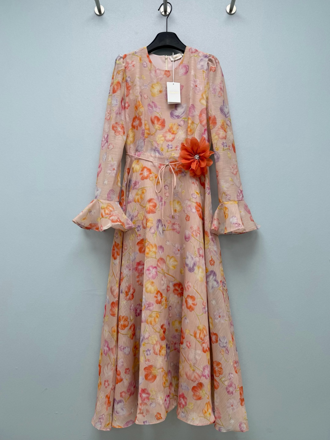 NO:889338,ZIMMERMA* pink watercolor floral long bell sleeve dress  Slightly wrinkled chiffon fabric, with subtle vertical grain texture, light and transparent, excellent drape, light nude foundation color covered with large flowers with watercolor texture, contrasting colors of orange, lilac, and cream, petals embellished with fine bead dot embroidery, low saturation and gentle tone, yellow skin friendly to show complexion, micro-bubbled shoulders + double-layer horns  The long-sleeved design, paired with a detachable three-dimensional orange flower belt is the finishing touch. The rhinestone flower heart is full of high-end feeling, and it instantly pinches your waist when tied. The nude pink flower dress with its own gentle filter can be worn on dates and vacations to create a sense of atmosphere. Monochrome size 4 SMLXLB, Zimmerman-clothing, skirts,19860909ZIMMERMA*粉调水彩花卉喇叭袖长款连衣裙 肌理微皱雪纺面料,自带细微竖纹肌理,轻盈通透,垂坠感优秀,浅裸粉底色铺满水彩质感大朵花卉,橘红、淡紫、奶黄撞色搭配,花瓣点缀细碎珠点刺绣,低饱和温柔色调,黄皮友好显气色,微泡肩+双层喇叭长袖设计,搭配可拆卸立体橘花腰带是点睛之笔,水钻花心高级感拉满,系上瞬间掐出小蛮腰,自带温柔滤镜的裸粉花卉长裙,约会度假穿氛围感直接拉满单色4码SMLXLB,兹默曼-服装,skirts,,Women's clothing