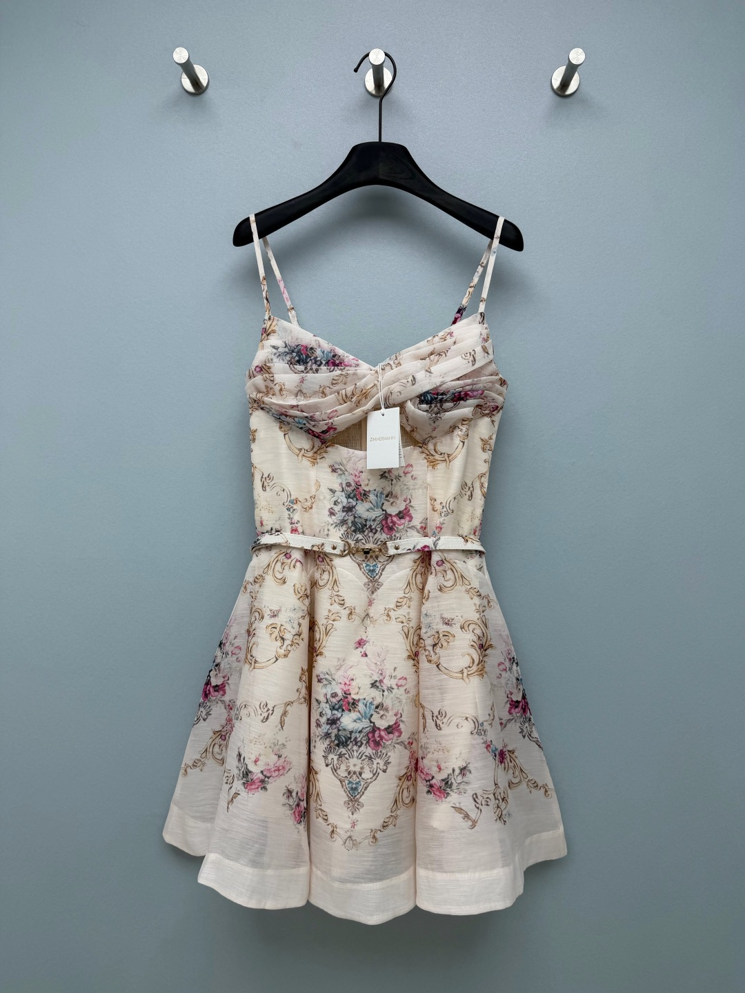 NO:889344,ZIMMERMA* new retro European floral suspender short dress  The off-white base is paired with a gilt curly grass Baroque frame, with pink, purple and rose red retro flowers blooming in the frame. It has a strong French manor atmosphere, and the low saturation retro color matching is gentle and white. Thin adjustable printed suspenders, multi-layered horizontal twist shaping on the chest, and a hollow design in the middle of the chest.  , highlighting the clavicle line, pure desire and gentleness. It is matched with a metal lock belt made of the same fabric. One series directly pinches out the waist, the high waist A-line peplum hides the crotch, the gilt curly grass border floral print is retro and eye-catching, the low saturated color is super friendly to yellow skin, and comes with a retro filter for taking photos!  Retro suspender skirt with a European-style manor atmosphere, gentle and pure desire, single color size 4 SMLXLB, Zimmerman-clothing, skirts,19860909ZIMMERMA*新款复古欧式花卉吊带短款连衣裙 米白基底搭配鎏金卷草巴洛克边框,框内盛放粉紫、玫红复古花卉,法式庄园氛围感浓厚,低饱和复古配色温柔显白.细可调节印花吊带,胸前多层横向扭褶塑形,胸口中间镂空小心机设计,凸显锁骨线条,纯欲温柔兼具.配套同面料金属锁扣腰带,一系直接掐出小蛮腰,高腰A字蓬摆巨藏胯,鎏金卷草边框花卉印花复古耐看,低饱和色调对黄皮超友好,拍照自带复古滤镜！自带欧式庄园氛围感的复古吊带短裙,温柔纯欲感直接拿捏 单色4码SMLXLB,兹默曼-服装,skirts,,Women's clothing