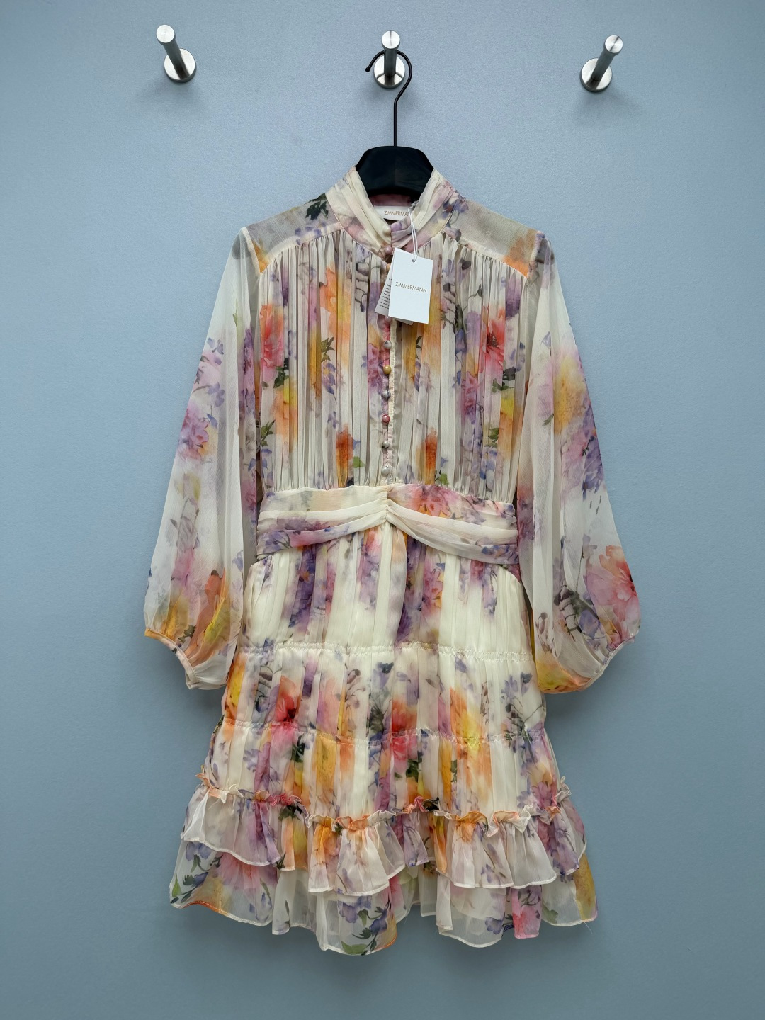 NO:889352,ZIMMERMA's latest watercolor blooming floral stand-up collar short chiffon dress. The wrinkled chiffon is light and elegant. It has a built-in lining of the same color, so you don't have to worry about skin penetration. It looks super fairy when the wind blows.  The gradient pink-orange-purple flower print is like a Monet oil painting, with low saturation and pastel tones. The yellow leather bodice looks white and gentle at the back. The stand-up collar and accordion pleated bodice make the body look slimmer. The colorful pearl buttons have exquisite details. The puff sleeves hide the arm fat. The cross-knot design at the waist firmly locks the waistline. The double-layer lotus leaf cake skirt gives a smart and fluffy feeling when walking.  Wearing a spring watercolor oil painting on the body, this short fairy skirt has a gentle atmosphere that directly enshrines the gods. Monochrome size 4 SMLXLB, Zimmerman-clothing, skirts,19860909ZIMMERMA*新款水彩晕染花卉立领短款雪纺连衣裙 皱感顺纡雪纺轻盈飘逸,内置同色内衬不用担心透肤,风吹起来超有仙气 渐变粉橙紫花卉印花像莫奈油画,低饱和柔和色调,黄皮上身后显白又温柔,立领风琴褶上身巨显瘦,彩色珍珠纽扣细节精致,泡泡袖藏住手臂赘肉,腰间交叉扭结设计牢牢锁住腰线,双层荷叶蛋糕裙摆,走路自带灵动蓬松感 把春日水彩油画穿在身上的短款仙女裙,温柔氛围感直接封神单色4码SMLXLB,兹默曼-服装,skirts,,Women's clothing