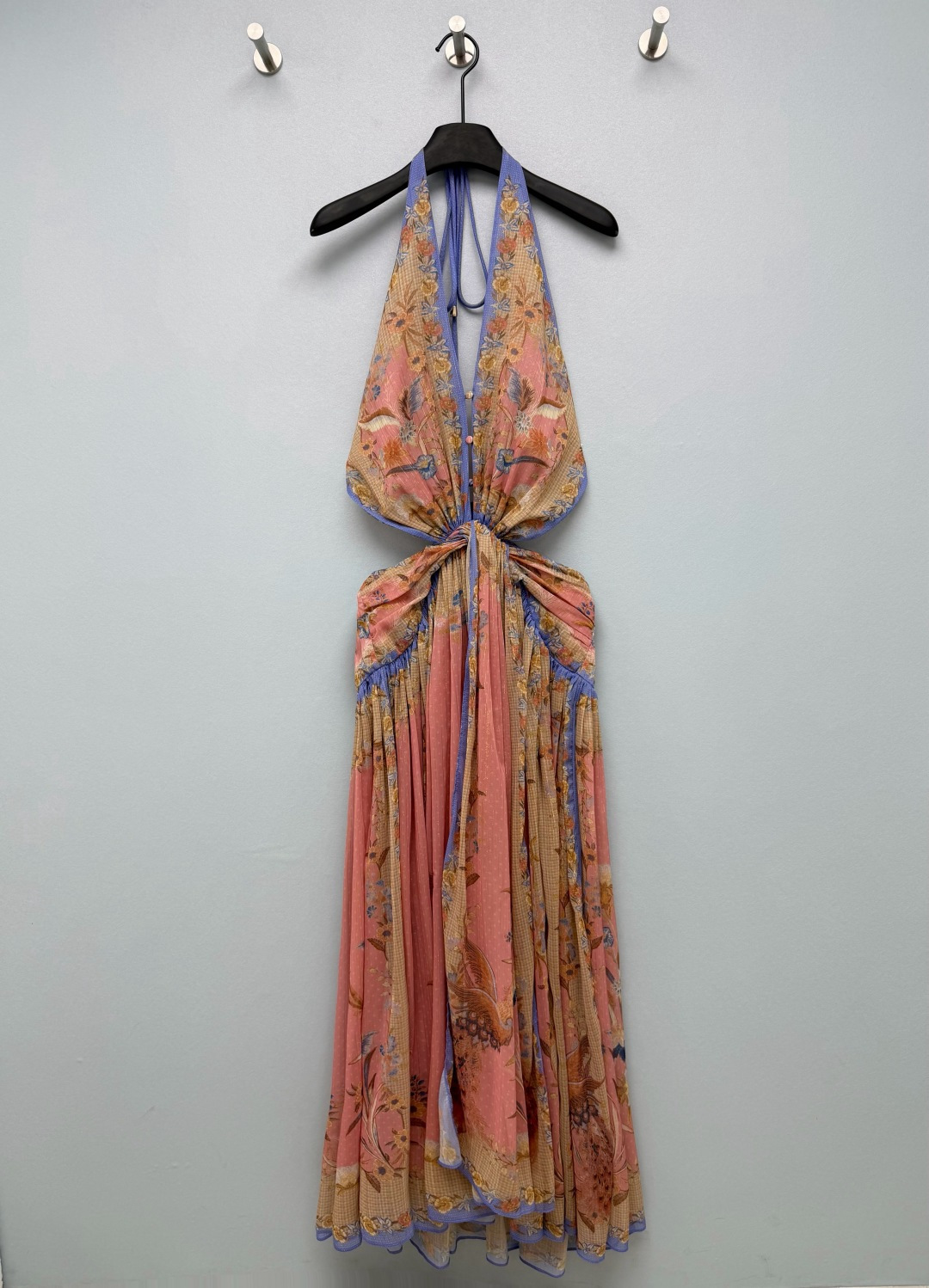NO:889361,Zimmerman's latest resort-style bohemian peacock print halterneck and waistless dress, (high-count slightly transparent smooth chiffon fabric version) with retro distressed pink base, hand-painted peacock + exotic flower border print, caramel plaid + lavender blue contrast binding, ethnic retro color matching, unique retro pattern!  The deep V halter neck + hollow waist + high slit design cleverly exposes the skin, takes into account both sexiness and elegance, and visually makes you look taller. The elastic waist + drawstring tie not only ensures wearing comfort, but also allows you to freely adjust the waistline; the ethnic style piping on the neckline and skirt makes the overall look more recognizable!  The sense of atmosphere directly fills the monochrome size 4 SMLXLB, Zimmerman-clothing, skirts,19860909Zimmerman*新款度假风波西米亚孔雀印花挂脖露腰连衣裙,（高支微透顺纡雪纺面料版本）复古做旧粉调底,搭配手绘孔雀+异域花卉边框印花,焦糖格纹+薰衣草蓝撞色包边,民族风复古配色,独版复古纹样！挂脖深V+腰部镂空+高开叉设计,巧妙露出肌肤,兼顾性感与优雅,视觉上更显高挑.腰部松紧打揽+抽绳系带,既保证了穿着舒适度,又能自由调节腰线；领口与裙摆的民族风滚边,让整体造型更具辨识度！氛围感直接拉满单色4码SMLXLB,兹默曼-服装,skirts,,Women's clothing