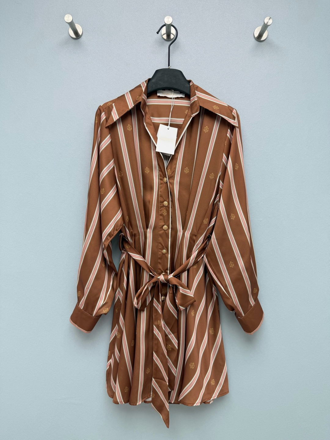 NO:889370,ZIMMERMA* retro striped jacquard satin shirt-style short dress. High-density glossy satin fabric, with a delicate and soft light drape. The skirt is diagonally contrasting with stripes, and the mini brand dark pattern logo is interspersed in the gaps. It is low-key and exquisite, not too showy, and full of retro light luxury atmosphere. Pointed collar + embossed gold buckle design, double-button cuffs with exquisite details, long sleeves that can cover the arms. It comes with a belt of the same fabric. When it is tied, it changes to a 30-70 proportion in seconds. When it is unbuttoned, it becomes a loose and lazy straight style!  Two-color code 4B, Zimmerman-clothing,skirts,shirts,19860909ZIMMERMA*复古条纹提花缎面衬衫式短连衣裙 高密光泽缎面面料,自带细腻柔光垂感,裙身通体斜向撞色条纹,间隙点缀迷你品牌暗纹logo,低调精致,不会过于张扬,复古轻奢氛围感拉满,尖领+浮雕金扣设计,袖口双扣细节精致,长袖能遮住手臂,配套同面料腰带,系上秒变三七分比例,解开就是宽松慵懒直筒款！双色4码B,兹默曼-服装,skirts,shirts,,Women's clothing