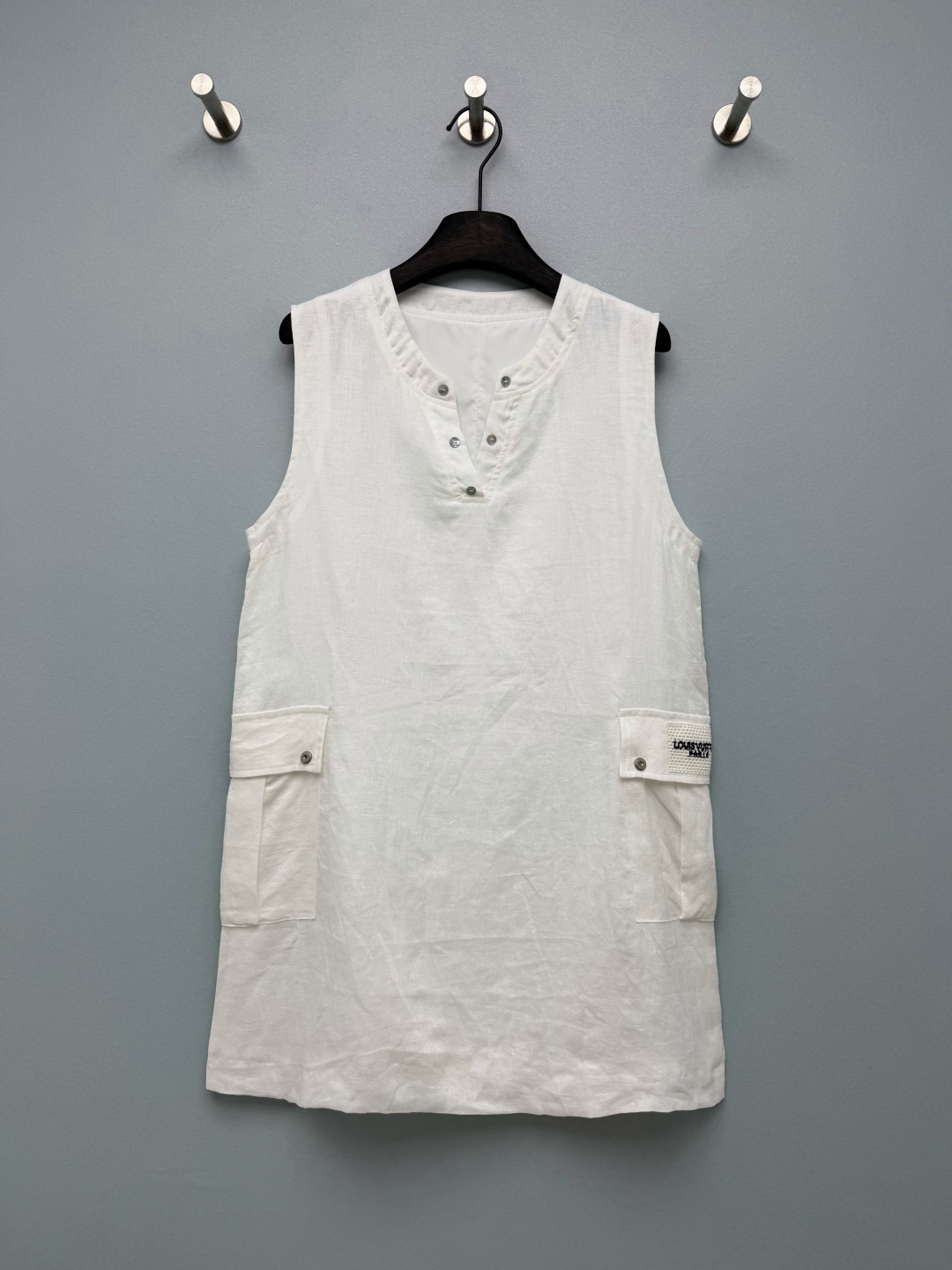NO:890152,Cha*26 new off-white linen workwear sleeveless tank top. A linen tank top with built-in cooling buff!  Original washed linen texture, light off-white, gentle and clean, with wrinkles and a lazy and relaxed atmosphere. Small stand-up collar with half-open mother-of-pearl buckle. Loose straight version that hides a lot of fat. The belly and hip width are all covered. The widened sleeveless cut covers the arm flesh. It is friendly to all body types.  Double side flap cargo pockets + embroidered woven label details, simple but not monotonous, and the lining on the inside will not show through at all. It is refreshing to wear alone in summer, and looks great when layered with long sleeves in spring and autumn!  Monochrome size 3 SMLR, Chanel-clothing, chanel, skirts,19860909Cha*26新款米白亚麻工装无袖背心裙 一条自带降温buff的亚麻背心裙！原生水洗亚麻肌理,浅浅米白色温柔又干净,褶皱感自带慵懒松弛氛围小立领半开贝母扣,宽松直筒版型巨藏肉,小肚子、胯宽全部遮住,加宽无袖剪裁遮住手臂肉肉,对各种身材都友好 双侧翻盖工装口袋+刺绣织唛细节,简约不单调,内里加衬完全不会透,夏天单穿清爽,春秋叠搭长袖也超好看！单色3码SMLR,香奈儿-服装,chanel,skirts,,Women's clothing