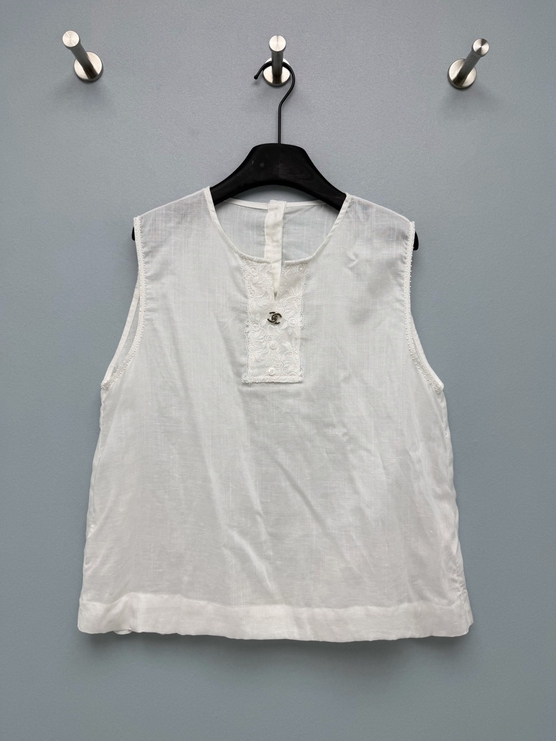 NO:890138,CHA* White Lace Linen Sleeveless Tank Top  Breathable linen fabric, with natural bamboo texture, light and transparent, absorbs moisture and heat in summer, has a lazy and relaxed feeling on the upper body, heavy floral lace stitching on the neckline, fine and layered raw edges, metal double C decorative buckle + two shell buttons of the same color for embellishment, low-key, light and luxurious without being exaggerated, the armholes are full of lace details, looks good alone or with a shirt, slightly loose A-line version, hides the flesh and makes you look slimmer, and is friendly to all body types  Clean milky white, gentle and white, the white linen lace vest that falls in love at a glance, monochrome size 3 R, Chanel-clothing, chanel, shirts,19860909CHA*白色蕾丝亚麻无袖背心 亚麻透气面料,自带天然竹节肌理,轻薄通透,夏日吸湿散热,上身自带慵懒松弛感,领口重工花卉蕾丝拼接,毛边花边细腻有层次,金属双C装饰扣+两颗同色系贝壳纽扣点缀,低调轻奢不浮夸,袖笼蕾丝包边细节拉满,单穿、内搭衬衫都好看,微宽松A字版型,藏肉显瘦,对各种身材都友好 干净奶白色,温柔显白,一眼沦陷的白亚麻蕾丝背心单色3码 R,香奈儿-服装,chanel,shirts,,Women's clothing