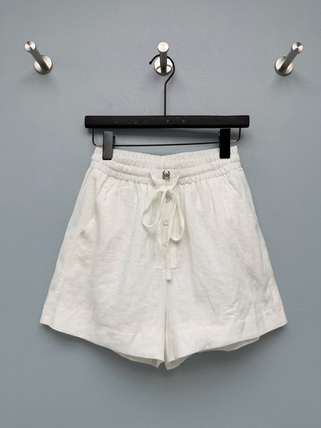 NO:890145,CHA* White linen drawstring wide-leg shorts. The linen material has natural texture, which is breathable, heat-dissipating, and moisture-wicking. It is not sweaty when worn in summer. The front button decoration + metal double-C logo buckle are simple and basic to add a sense of light luxury and sophistication. It distinguishes ordinary cotton and linen shorts and enhances the quality of the single. The drawstring tie of the same color can be freely adjusted for tightness. The A-line wide-legged four-quarter pants can be modified with wide crotch and fleshy thighs. It visually lengthens the leg lines and hides the flesh and looks slimmer.  The refreshing off-white color looks clean and gentle, suitable for lazy people to wear on the ceiling in summer!  Solid color size 3 R, Chanel-clothing, chanel, shorts,19860909CHA* 白色亚麻抽绳阔腿短裤 亚麻材质自带天然肌理纹理,透气散热、吸湿排汗,夏天穿着不闷汗,前襟排扣装饰+金属双C标识扣简约基础款增加轻奢精致感,区分普通棉麻短裤,提升单品质感,同色系抽绳系带可自由调节松紧,A字阔腿四分裤型胯宽、大腿有肉均可修饰,视觉拉长腿部线条,藏肉显瘦 清爽米白巨显干净温柔,夏日懒人穿搭天花板！单色3码 R,香奈儿-服装,chanel,shorts,,Women's clothing