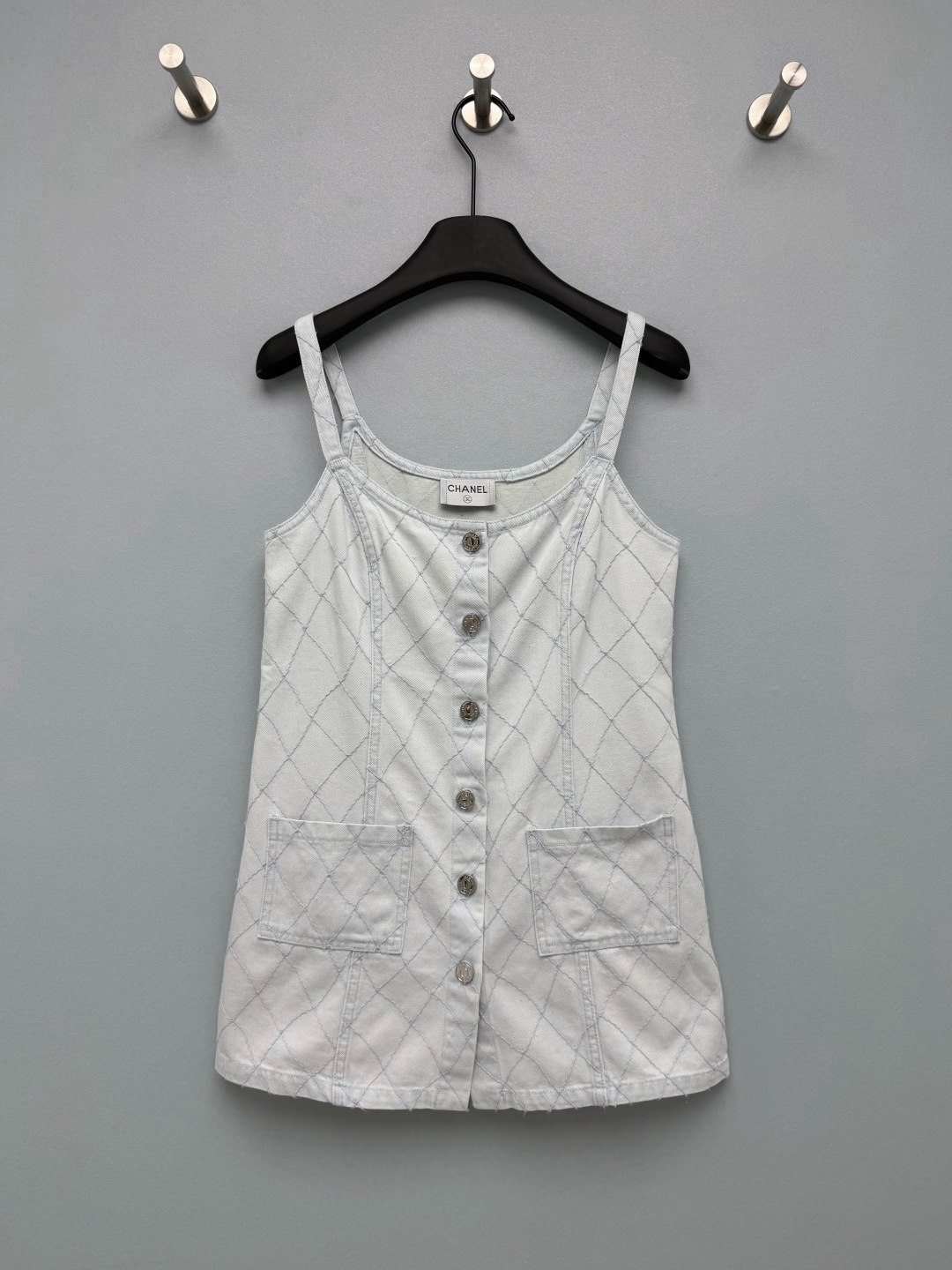NO:890166,CHA*26 New Diamond Plaid White Denim Suspender Skirt Sweet and Cool Thousand Gold Style Ceiling  The body adopts classic diamond quilting technology, with off-white topstitching, to restore the brand's iconic diamond pattern design; the custom-made metal buttons on the front are exquisite and eye-catching, full of details. Made of high-count white denim fabric, it has a crisp texture, is stiff and stylish, and is not easy to collapse. It is also soft and skin-friendly, and the upper body is comfortable and not tight. The front button design + symmetrical pockets are retro and playful!  2 colors 3 codes SML L, Chanel-clothing, chanel, loro piana, skirts,19860909CHA*26新款菱格纹白牛仔吊带裙 甜酷千金风天花板 衣身采用经典菱格绗缝工艺,搭配米白色明线勾勒,还原品牌标志性的菱格纹设计；前襟定制金属纽扣精致亮眼,细节感拉满.采用高支白色牛仔面料,自带挺括质感,挺括有型不易软塌,同时兼顾柔软亲肤度,上身舒适不勒身.前排扣设计+对称口袋,复古又俏皮！2色3码SML L,香奈儿-服装,chanel,loro piana,skirts,,Women's clothing