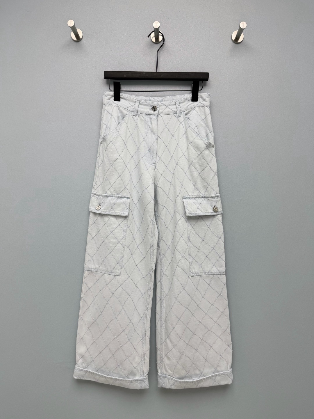 NO:890173,CHA*26 new diamond pattern white denim work trousers, sweet and cool Qianjin style ceiling. The body adopts classic diamond quilting technology and is outlined with off-white topstitching to restore the brand's iconic diamond pattern design; high waist straight + large pockets on both sides  Optimize the waist-to-hip ratio, modify the thigh lines, and the neat length of the pants just covers the thickest part of the thigh, making you look taller and slimmer with a refreshing feeling. Made of high-count denim fabric, it has a crisp texture, is crisp and stylish, and is not easy to collapse. At the same time, it is soft and skin-friendly, making the upper body comfortable, retro and playful!  2 colors 3 codes SML L, Chanel-clothing, chanel, loro piana,19860909CHA*26新款菱格纹白牛仔工装长裤 甜酷千金风天花板 衣身采用经典菱格绗缝工艺,搭配米白色明线勾勒,还原品牌标志性的菱格纹设计；高腰直筒+两侧大口袋 优化腰臀比例,修饰大腿线条,利落裤长刚好遮住大腿最粗处,显高显瘦又自带清爽感.采用高支牛仔面料,自带挺括质感,挺括有型不易软塌,同时兼顾柔软亲肤度,上身舒适复古又俏皮！2色3码SML L,香奈儿-服装,chanel,loro piana,,Women's clothing