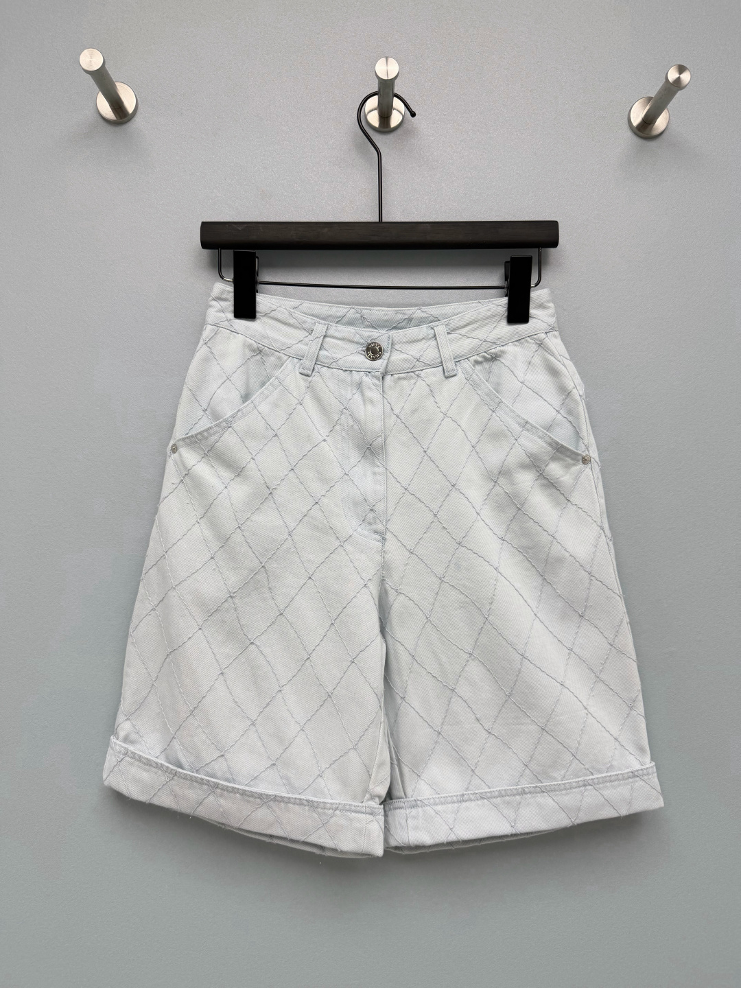 NO:890179,CHA*26 New Diamond Plaid White Denim Pants Sweet and Cool Thousand Gold Style Ceiling  衣身采用经典菱格绗缝工艺,搭配米白色明线勾勒,还原品牌标志性的菱格纹设计；高腰直筒+翻边裤脚剪裁,优化腰臀比例,修饰大腿线条,利落裤长刚好遮住大腿最粗处,显高显瘦又自带清爽感.采用高支白色牛仔面料,自带挺括质感,挺括有型不易软塌,同时兼顾柔软亲肤度,上身舒适复古又俏皮！  2 colors 3 codes SML L, Chanel-clothing, chanel, loro piana,19860909CHA*26新款菱格纹白牛仔中裤 甜酷千金风天花板 衣身采用经典菱格绗缝工艺,搭配米白色明线勾勒,还原品牌标志性的菱格纹设计；高腰直筒+翻边裤脚剪裁,优化腰臀比例,修饰大腿线条,利落裤长刚好遮住大腿最粗处,显高显瘦又自带清爽感.采用高支白色牛仔面料,自带挺括质感,挺括有型不易软塌,同时兼顾柔软亲肤度,上身舒适复古又俏皮！2色3码SML L,香奈儿-服装,chanel,loro piana,,Women's clothing