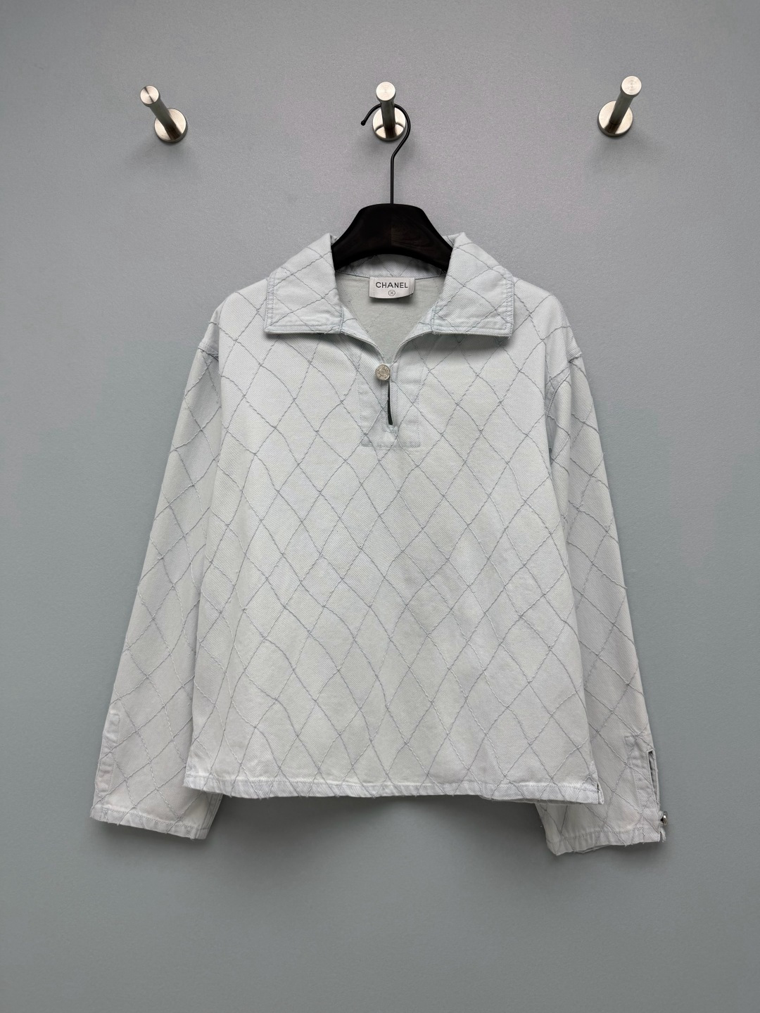 NO:890184,CHA*26 new diamond pattern denim long-sleeved pullover top, sweet and cool girl style ceiling. The body adopts classic diamond quilting technology, with off-white topstitching outline, restoring the brand's iconic diamond pattern design; small lapels modify the neck line, single metal buckle half placket design, easy to put on and take off, side slits at the end of the sleeves are matched with the same metal buckle to increase the level of detail. It can be folded into three-quarter sleeves, and one sleeve can be worn twice. It increases the overall casual atmosphere.  Made of high-count denim fabric, it has a crisp texture, is stiff and stylish, and is not easy to collapse. It is also soft and skin-friendly, making the upper body comfortable, retro and playful!  2 colors 3 codes SML L, Chanel-clothing, chanel, loro piana,19860909CHA*26新款菱格纹牛仔长袖套头上衣 甜酷千金风天花板 衣身采用经典菱格绗缝工艺,搭配米白色明线勾勒,还原品牌标志性的菱格纹设计；小翻领修饰颈部线条,单颗金属扣半开襟设计,穿脱方便,袖尾侧边开叉搭配同款金属扣,增加细节层次,可翻折做七分袖,一袖两穿.增加了整体的休闲氛围 采用高支牛仔面料,自带挺括质感,挺括有型不易软塌,同时兼顾柔软亲肤度,上身舒适复古又俏皮！2色3码SML L,香奈儿-服装,chanel,loro piana,,Women's clothing