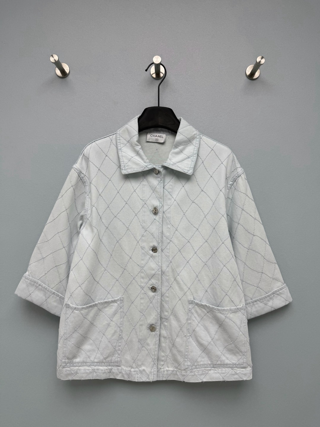 NO:890190,CHA*26 new diamond pattern denim jacket, sweet and cool gold-style ceiling. The body adopts classic diamond quilting technology, with off-white topstitching outline, restoring the brand's iconic diamond pattern design; neat lapels + single-breasted front placket, easy to put on and take off, all buttons are buttoned, it is a simple straight version, unbuttoning a few buttons can create a casual and casual feel, the large pockets on both sides are both practical and design, adding to the overall casual atmosphere  Made of high-count denim fabric, it has a crisp texture, is stiff and stylish, and is not easy to collapse. It is also soft and skin-friendly, making the upper body comfortable, retro and playful!  2 colors 3 codes SML L, Chanel-clothing, chanel, loro piana, jackets & coats,19860909CHA*26新款菱格纹牛仔外套 甜酷千金风天花板 衣身采用经典菱格绗缝工艺,搭配米白色明线勾勒,还原品牌标志性的菱格纹设计；利落翻领+前襟单排扣,穿脱方便,纽扣全部扣上是简约的直筒版型,解开几颗扣子又能打造随性休闲感,两侧大口袋兼具实用性与设计感,增加了整体的休闲氛围 采用高支牛仔面料,自带挺括质感,挺括有型不易软塌,同时兼顾柔软亲肤度,上身舒适复古又俏皮！2色3码SML L,香奈儿-服装,chanel,loro piana,jackets & coats,,Women's clothing