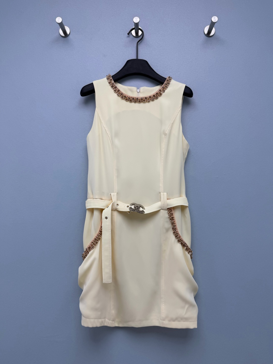 NO:892549,cha*26 new milk white beaded sleeveless dress  The round neck is hand-sewn with champagne-colored rhinestones and pearls, and the beading process is continued simultaneously on the edges of the pockets. The beads are full and firm, and have a delicate luster under the sun. There is no exaggerated large logo, and only hand-made details enhance the sophistication. Neat sleeveless cut, straight and decent shoulder line.  The three-dimensional dividing line optimizes the upper body line. It is matched with a belt of the same fabric and a retro old metal pin buckle to tighten the waistline freely and easily shape the body proportions. The bud-style three-dimensional tailoring of the hem and the small lantern skirt cleverly cover the crotch and lower abdomen, making it neat and soft!  Monochrome i-code SMLJA, Chanel-clothing, chanel, skirts,19860909cha*26新款奶白钉珠无袖连衣裙 圆领一圈手工缝制香槟色水钻与珍珠,口袋边缘同步延续钉珠工艺,粒粒饱满牢固,阳光下自带细腻光泽.没有夸张大logo,只靠手工细节提升精致度.利落无袖剪裁,肩线平直得体.立体分割线优化上身线条,配套同面料腰带,搭配复古做旧金属针扣,自由收紧腰线,轻松塑造三七身材比例.下摆花苞式立体剪裁,小灯笼裙型,巧妙遮盖胯部与小腹,利落又不失柔和！单色i码SMLJA,香奈儿-服装,chanel,skirts,,Women's clothing