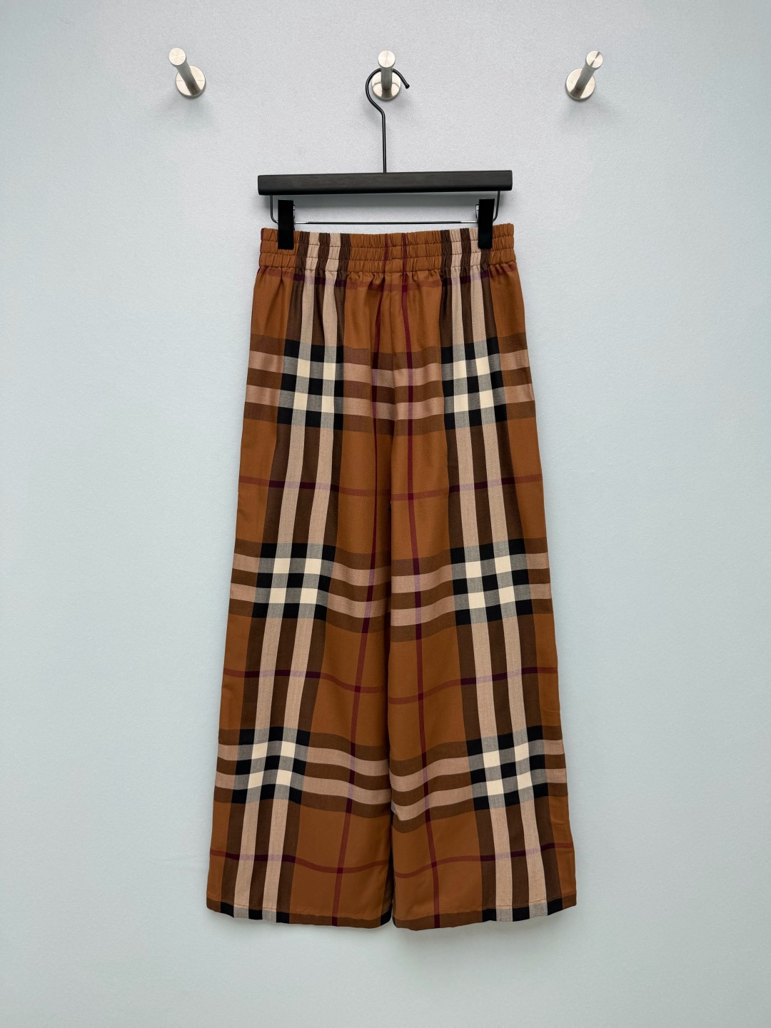 NO:892555,BUR*26 new classic Vintage plaid elastic waist casual wide-leg trousers with a classic retro plaid array, with black, white and red lines interlaced, divided into camel and dark brown two-color versions. The plaid alignment is neat, the color is retro and mellow, and it is full of recognition but not ostentatious. A thin black webbing is embedded on the side of the trousers.  Adds a sense of sophistication to the lines. The fully elasticated waistband allows you to wear and take off without any restrictions, so you can wear it at home and out. The trouser legs are loose and neat, not tight or stuck on the legs, and can easily modify the shape of the legs. The side pockets are both practical and neat. The old British iconic plaid pattern allows you to wear a relaxed daily style on your body!  2 colors 5 codes SMLXLXXLB, Burberry-clothing, burberry,19860909BUR*26新款经典Vintage格纹松紧腰休闲阔腿长裤经典复古格纹阵列,黑、白、红三色线条交错,分为驼色与深咖双色版本.格纹对位工整,色彩复古醇厚,辨识度拉满却不张扬.裤侧嵌入细黑织带,增加线条精致感.全松紧弹力腰头,不挑腰围,穿脱无束缚,居家外出都自在.裤管宽松利落,不紧绷不卡腿,轻松修饰腿型.侧边口袋,兼顾实用性与版型整洁,英伦老牌标志性格纹,把松弛的日常格调穿在身上！2 色5码SMLXLXXLB,博柏利-服装,burberry,,Women's clothing