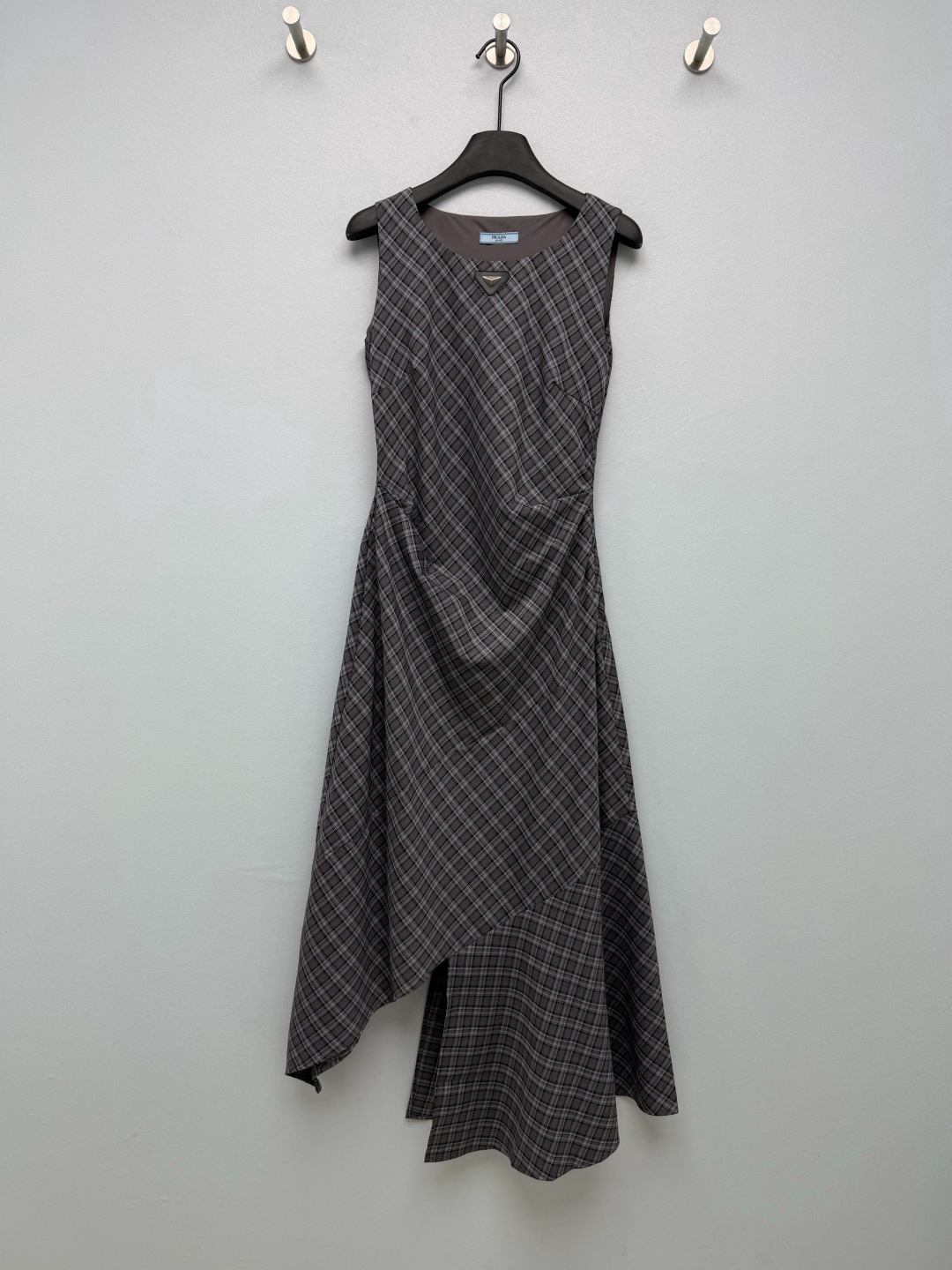 NO:892561,miu*26 new charcoal gray diagonal plaid waist pleated irregular sleeveless dress  Dark charcoal gray background diagonal plaid, fine and restrained lines, no bright colors, with a retro and calm atmosphere. High-count worsted suit material, smooth and crisp fabric surface, anti-wrinkle and easy to care for, just the right drape. U-shaped round neck, triangular logo embellishment on the chest, low-key details  Restraint. The waist and abdomen are hand-pleated to cleverly tighten the fat on the waist and abdomen, and create a natural waist curve. The hem adopts an asymmetrical bias-cut structure, and the irregular skirt of varying lengths breaks the rigidity of the straight skirt, and is full of dynamic layers when walking~Single color size 3 SML  WU,miumiu-clothing,miumiu,skirts,business suit,19860909miu*26新款炭灰斜格纹腰部捏褶不规则无袖连衣裙 深炭灰底斜向格纹,线条细密内敛,没有艳丽色彩,自带复古沉静氛围.高支精纺西装料,布面平整挺括,抗皱易打理,垂坠感恰到好处.U型圆领,胸口三角小标点缀,细节低调克制.腰腹处做手工捏褶处理,巧妙收束腰腹赘肉,塑造自然收腰曲线.下摆采用不对称斜裁结构,长短错落的不规则裙摆,打破直裙的呆板,行走间充满动态层次~单色3码SML WU,缪缪-服装,miumiu,skirts,business suit,,Women's clothing