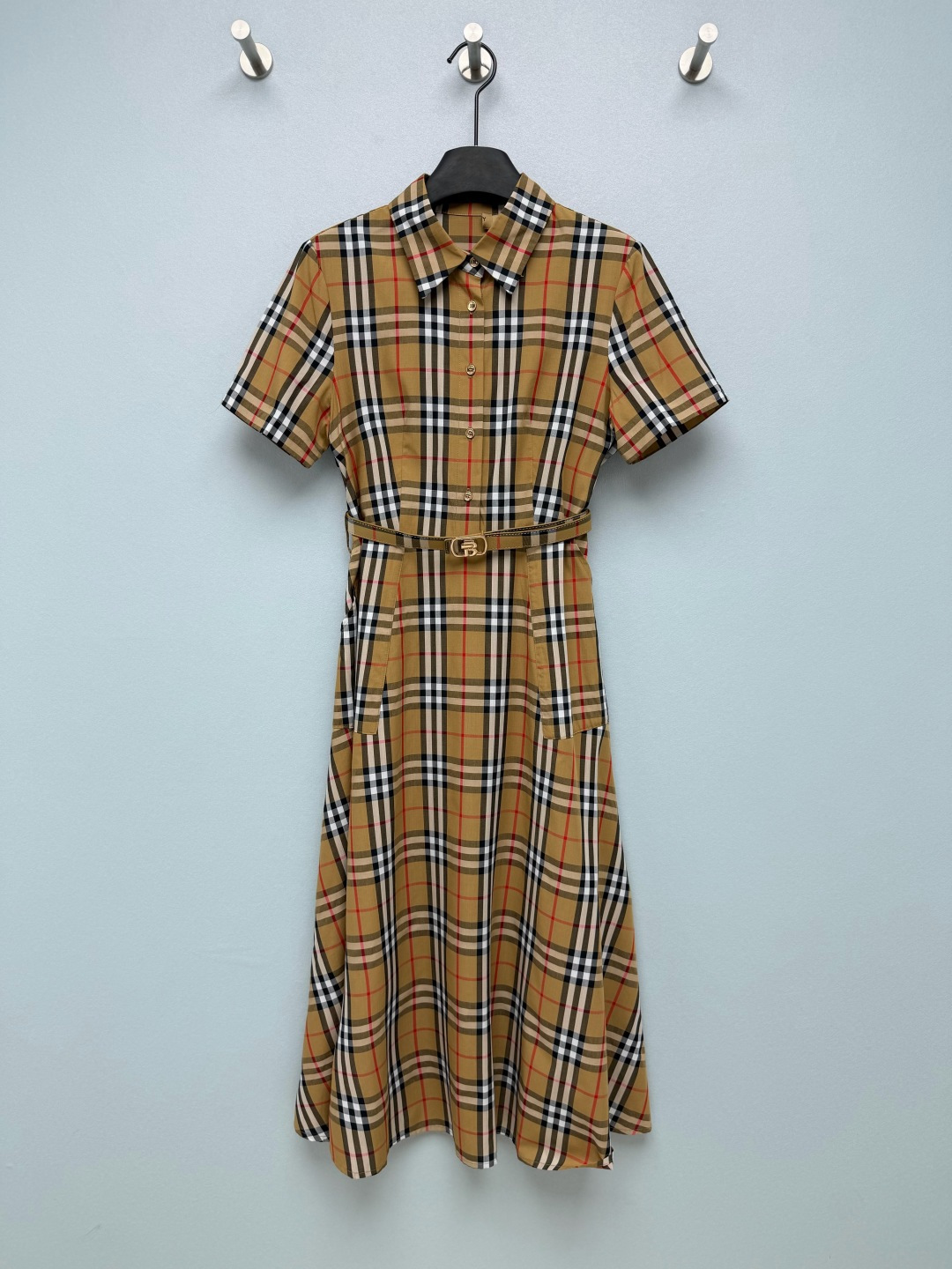 NO:892567,BUR*26 New Collection Vintage Plaid Short-Sleeved Waist Shirt Dress The brand's iconic camel retro plaid, with interwoven lines of white, black and red, and the tone is retro and mellow, making it highly recognizable. The whole pattern is neatly printed, with neat alignment, no messy faults, and the details can withstand close inspection. The classic shirt lapel + full placket metal buttons are neat and capable. The short sleeves are neatly cut and the body is three-dimensional!  A timeless British classic, the century-old plaid is worn into daily style. Monochrome size 5 SMLXLXXLB, Burberry-clothing, burberry, skirts, shirts, T-shirt,19860909BUR*26新款典藏Vintage格纹短袖收腰衬衫连衣裙品牌标志性驼色复古格纹,白、黑、红三色线条交织排布,色调复古醇厚,辨识度拉满.满幅规整印花,对位工整,没有杂乱断层,细节经得起近距离审视.经典衬衫翻领+全开襟金属纽扣,利落干练.短袖剪裁利落,衣身立体！永不过时的英伦经典,把百年格纹穿成日常格调.单色5码SMLXLXXLB,博柏利-服装,burberry,skirts,shirts,T-shirt,,Women's clothing