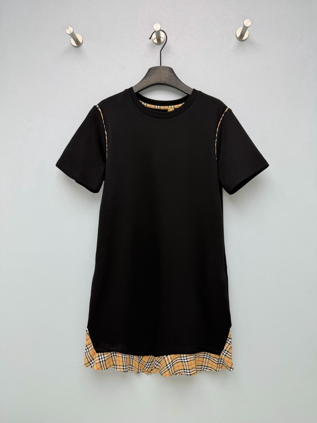 NO:892572,BUR*26's new hem classic plaid spliced ​​short-sleeved dress is a basic round-neck short-sleeved T-shirt style. The iconic plaid lining is exposed on the inside of the neckline, showing the brand's tone in a low-key manner. Plaid webbing is embedded in the sleeve seams to make small details exquisite. The hem is spliced ​​with classic plaid pleated panels to create a fake two-piece layering effect, breaking the monotony of solid colors, simple and not ordinary!  2 colors and 5 codes SMLXLXXLB, Burberry-clothing, burberry, skirts, T-shirt, tees, t-shirt,19860909BUR*26新款下摆经典格纹拼接短袖连衣裙 基础圆领短袖T恤版型,领口内侧露出标志性格纹内衬,低调显露品牌调性.袖缝处嵌入格纹织带走线,把小细节做到精致.下摆拼接经典格纹百褶裁片,假两件层次感,打破纯色单调,简约而不普通！2色5码SMLXLXXLB,博柏利-服装,burberry,skirts,T-shirt,tees，t-shirt,,Women's clothing