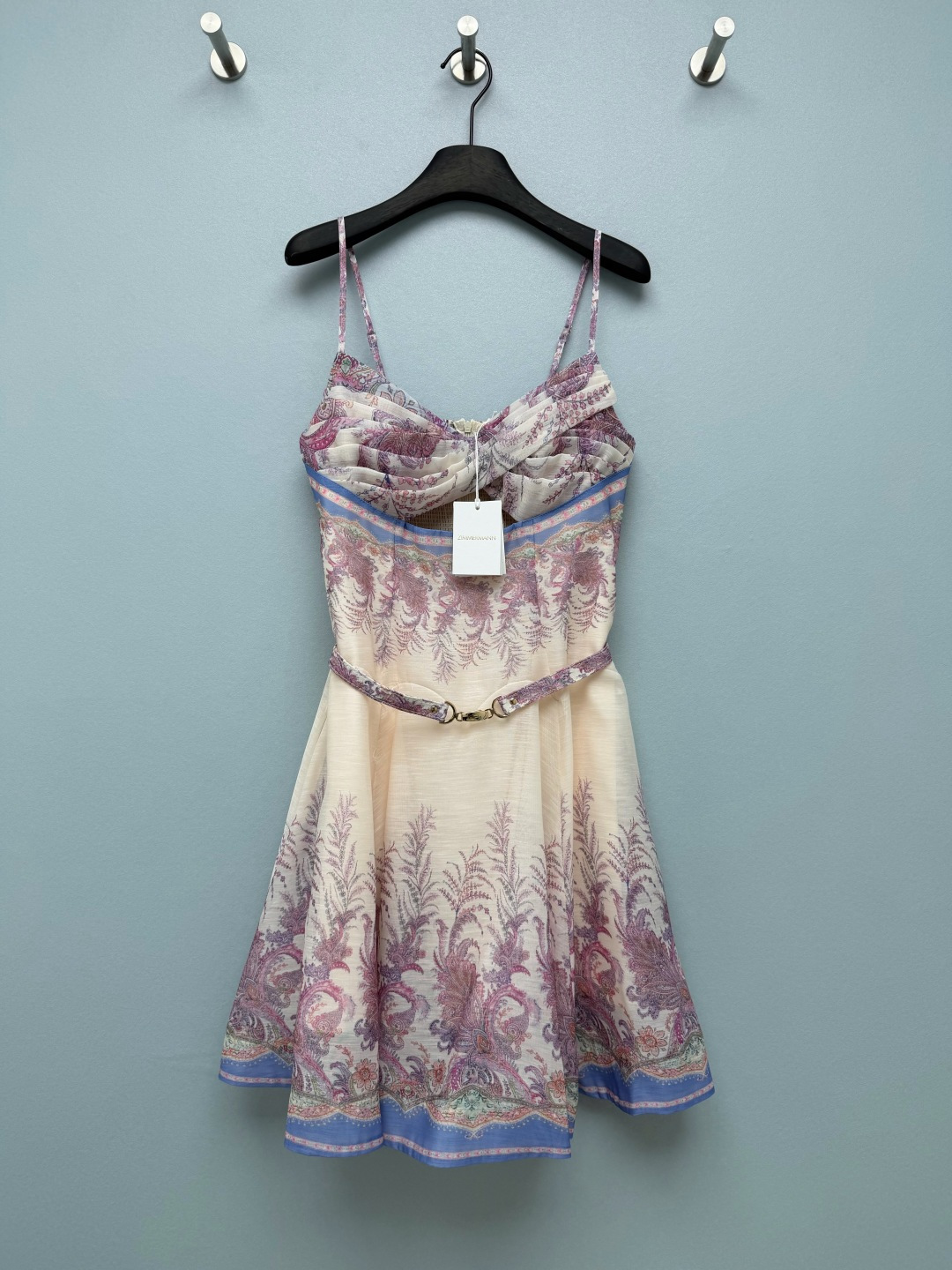 NO:891808,ZIMMERMA's latest vintage Pellis suspender short dress  The apricot background is paved with gradient paisley and fern patterns, with purple-toned flowers smudged in layers, and the hem is matched with contrasting lake blue edges, creating a seamless retro atmosphere. The full-scale digital printing is soft in color, with no strong color blocks, elegant and noble. Thin adjustable printed suspenders, with multiple layers of horizontal twist pleats on the chest for shaping.  The hollow design in the middle of the chest highlights the clavicle line, which is pure and gentle at the same time. It is matched with a metal lock belt made of the same fabric. One series can directly pinch out the waist, with a high-waisted A-line peplum that hides the crotch. The gilt curly grass border floral print is retro and attractive, and the low-saturated tones are super friendly to yellow skin. Comes with a retro filter for taking photos!  Retro suspender skirt with a European manor atmosphere, gentle and pure desire, 2 colors and 4 sizes SMLXL, Zimmerman-clothing, skirts,19860909ZIMMERMA*新款复古佩利斯吊带短款连衣裙 米杏底色铺陈渐变佩斯利与蕨类植物纹样,紫调花卉层层晕染,下摆搭配湖蓝色撞色包边,复古氛围感浑然一体.满幅数码印花色彩柔和,没有浓烈色块,雅致又显贵.细可调节印花吊带,胸前多层横向扭褶塑形,胸口中间镂空小心机设计,凸显锁骨线条,纯欲温柔兼具.配套同面料金属锁扣腰带,一系直接掐出小蛮腰,高腰A字蓬摆巨藏胯,鎏金卷草边框花卉印花复古耐看,低饱和色调对黄皮超友好,拍照自带复古滤镜！自带欧式庄园氛围感的复古吊带短裙,温柔纯欲感直接拿捏 2色4码SMLXL,兹默曼-服装,skirts,,Women's clothing