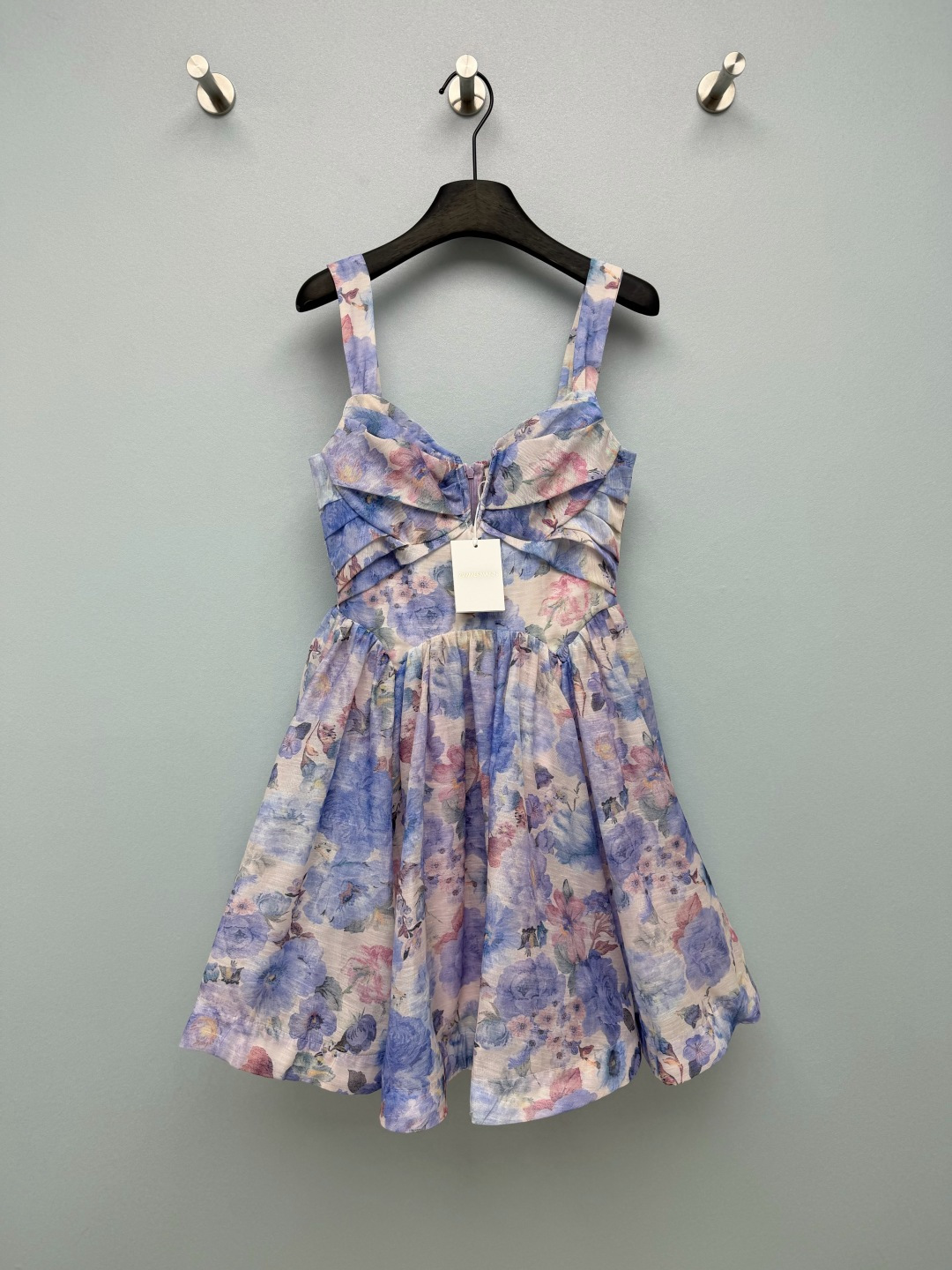 NO:891824,Zimmerma's latest oil-painted floral suspender skirt is the annual Goddess holiday dress!  Blue + pink and purple watercolors dye large flowers, as if Monet's famous paintings are directly printed on the fabric. The texture is transparent under natural light, and the atmosphere is directly filled. The three-dimensional twisted pleat design on the chest can also be worn with flat chests to show full curves; the high waist crosses the waist to pinch out the ant waist with one click. The full skirt of the umbrella skirt brings a princess feeling when the wind blows, and it is great for taking photos. Wearing Monet water lilies on your body will give you the feeling of being a gentle and wealthy daughter!  Solid color size 4 SMLXL, Zimmerman-clothing, skirts,19860909Zimmerma*新款油画碎花吊带蓬裙年度封神度假裙！蓝+粉紫水彩晕染大花,像直接把莫奈名画印在了衣料上,自然光下肌理通透,氛围感直接拉满.胸前立体扭褶设计,平胸也能穿出饱满曲线；高腰交叉收腰,一键掐出蚂蚁腰. 大摆伞裙裙摆饱满,风吹起来自带公主感,拍照巨出片.把莫奈睡莲穿在身上一整个温柔富家千金既视感！单色4码SMLXL,兹默曼-服装,skirts,,Women's clothing