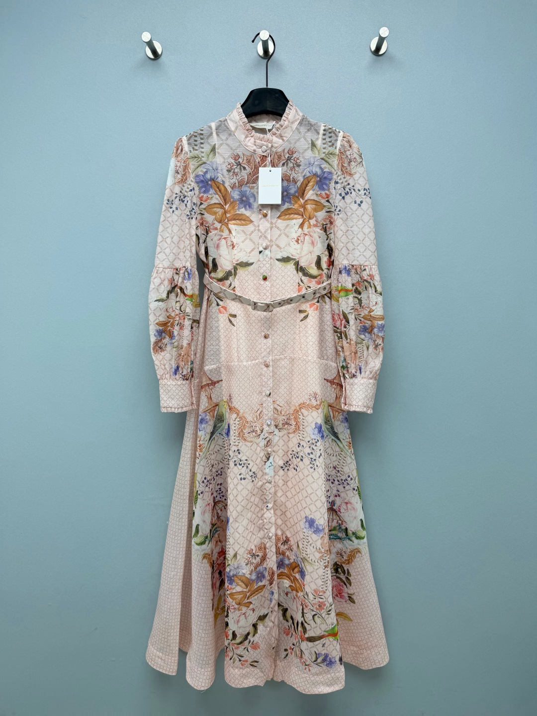 NO:891819,ZIMMERMA* new light pink flower and bird oil painting princess sleeves stand-up collar waist waist long skirt  A light nude pink base is paired with a dark rhombus jacquard pattern, and hand-painted flowers and birds are superimposed on the upper layer. Peonies, blue pansy and flying birds are arranged in horizontal segments, and the colors are desaturated and softened without strong contrast, giving it a hazy texture like an oil painting. The small stand-up collar with fungus edge weakens the toughness of the shirt dress; lantern long sleeves + closed cuffs  , to modify the arm lines. Colorful contrasting buttons on the front are exquisite and compact; paired with a thin perforated belt of the same color, it can accurately tighten the waistline and divide the body proportions. The large umbrella-shaped A-line long skirt has a drape and stretch, and has a swaying arc when walking, painting the spring garden into the fabric, and filling the room with a gentle and restrained retro atmosphere.~  Single color code 4 SMLXL, Zimmerman-clothing, skirts, shirts,19860909ZIMMERMA*新款浅粉花鸟油画公主袖立领收腰大摆长裙 浅裸粉基底搭配暗菱格提花底纹,上层叠加手绘感花鸟花卉.牡丹、蓝堇与飞鸟横向分段排布,色彩低饱和柔化处理,没有浓烈撞色,呈现油画般朦胧质感.木耳边小立领,弱化衬衫裙的硬朗感；灯笼长袖+收口袖口,修饰手臂线条.前襟彩色撞色纽扣,精致小巧；搭配同色系打孔细皮带,精准收紧腰线,划分三七身材比例.大伞形A字长裙摆,垂感舒展,走路自带摇曳弧度,把春日花园绘进衣料,温柔克制的复古氛围感拉满.~ 单色4码SMLXL,兹默曼-服装,skirts,shirts,,Women's clothing