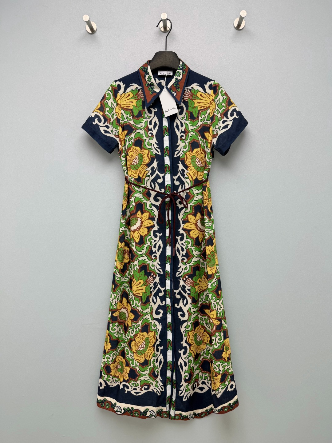 NO:892577,ALMAI*'s new Nanyang retro floral print shirt dress has a deep navy background with a European-style curly grass pattern. Large bright yellow flowers are spread out at random, and green and white lines are intertwined. The color is rich but not gaudy. The neckline and hem are hemmed with the same pattern, and the beginning and end are beautiful.  The overall vision is complete and unified. The short-sleeved cuffs are hemmed with the same color pattern; the full placket is designed with buttons and matching woven ties with the same print, which can freely tighten the waistline; the high-waisted A-line mid-length skirt with a large hem has a rich retro Nanyang style, and wears the printed aesthetics of the old time on the body!  Single color size 4 SMLXLB, women's clothing, skirts, shirts, T-shirt,19860909ALMAI*新款南洋复古花卉印花衬衫连衣裙深藏青底色承载欧式卷草纹样,明黄大朵花卉错落铺展,绿与白的线条相互交织,色彩浓郁却不艳俗.领口与下摆做同纹样包边处理,首尾呼应,整体视觉完整统一.短袖袖口同色系纹样锁边；全开门襟纽扣设计,配套同印花编织系带,自由收束腰线；高腰A字大摆中长裙,浓郁复古的南洋风情,把旧时光的印花美学穿在身上！单色4码SMLXLB,女装,skirts,shirts,T-shirt,,Women's clothing