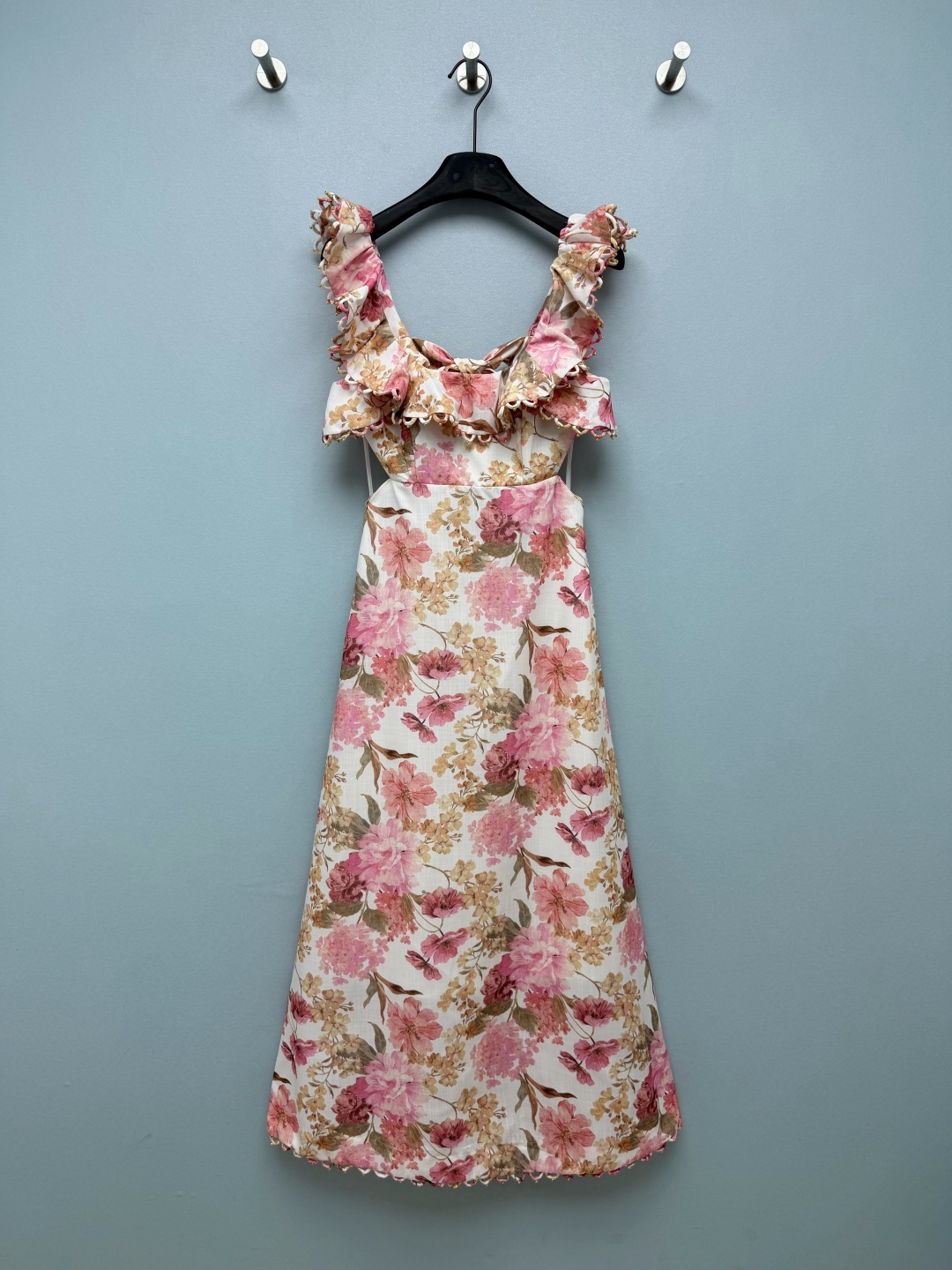 NO:891825,ZIMMERMA* new French briar ruffled waist exposed back strap floral suspender long skirt  The off-white base is covered with retro watercolor flowers, with deep and light pink roses smudged in layers. The branches and leaves are soft and low-saturated in color, showing a hazy texture like an oil painting, retro and gentle. The neckline and skirt are unified with agaric hems, and fine beaded chains are hemmed. Exquisite details run through the entire dress. One-shoulder ruffled flying sleeves, with pleated agaric edges, soften the shoulder and neck lines. Butterfly on the back waist  The knotted waist and backless design show off the waistline just right, sexy but not exaggerated. The high waistline connects to the fishtail mid-length skirt, and the skirt naturally drape and spread out, modifying the shape of the legs, and making the walk swaying. The spring wild roses are fixed on the fabric, creating a sweet but not greasy romantic atmosphere ~ 2 colors and 4 sizes SMLXL, Zimmerman-clothing, skirts,19860909ZIMMERMA*新款法式野蔷薇荷叶边露腰后绑带碎花吊带长裙 米白基底铺满复古水彩花卉,深浅粉调蔷薇层层晕染,枝叶色调柔和低饱和,呈现油画般朦胧质感,复古又温柔.领口与裙摆统一做木耳边锁边,细珠链条包边,精致细节贯穿整件裙装.一字肩荷叶飞袖,自带褶皱木耳边,柔化肩颈线条.后腰蝴蝶结绑带收腰露腰露背设计,恰到好处展露腰线,小性感却不浮夸.高腰线衔接鱼尾中长裙摆,裙身自然垂坠散开,修饰腿型,走路摇曳生姿.把春日野玫瑰定格在衣料上,甜而不腻的浪漫氛围感~2色4码SMLXL,兹默曼-服装,skirts,,Women's clothing