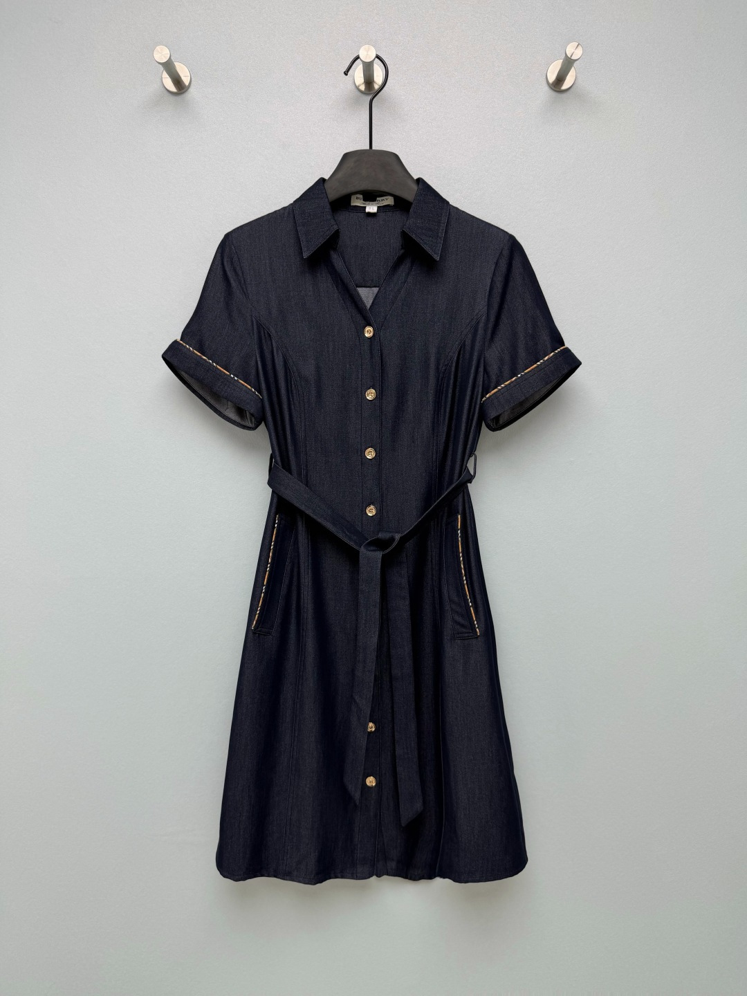 NO:891790,Burber*y26's new navy blue Tencel denim shirt skirt, classic shirt lapel + V-shaped placket, has a smart aura; paired with a belt, it can not only accurately pinch the waist, but also hide the flesh of the waist, abdomen and crotch, instantly optimizing the body proportions, sisters with pear-shaped figures can just close their eyes!  The edges of the cuffs and pockets are hemmed with plaid webbing, which is low-key and enhances sophistication. It is low-key and recognizable, giving it the same look as a big-name brand. It is dignified but not ostentatious~ Just copy the work for lazy people!  The design has a sense of elegance, and is completely unattractive for daily wear ~ Monochrome size 5 SMLXLXXL, Burberry-clothing, burberry, skirts, shirts,19860909Burber*y26新款藏蓝天丝牛仔衬衫裙 经典衬衫翻领+V型门襟,自带干练气场；搭配腰带既能精准掐出小蛮腰,又能藏住腰腹和胯部的肉肉,瞬间优化身材比例,梨形身材姐妹直接闭眼冲！袖口、口袋边缘做了格纹织带包边,低调提升精致度；低调又有辨识度,完全就是大牌平替既视感,显贵又不张扬~ 懒人穿搭直接抄作业！自带贵气感的设计,日常穿完全不挑人~ 单色5码SMLXLXXL,博柏利-服装,burberry,skirts,shirts,,Women's clothing