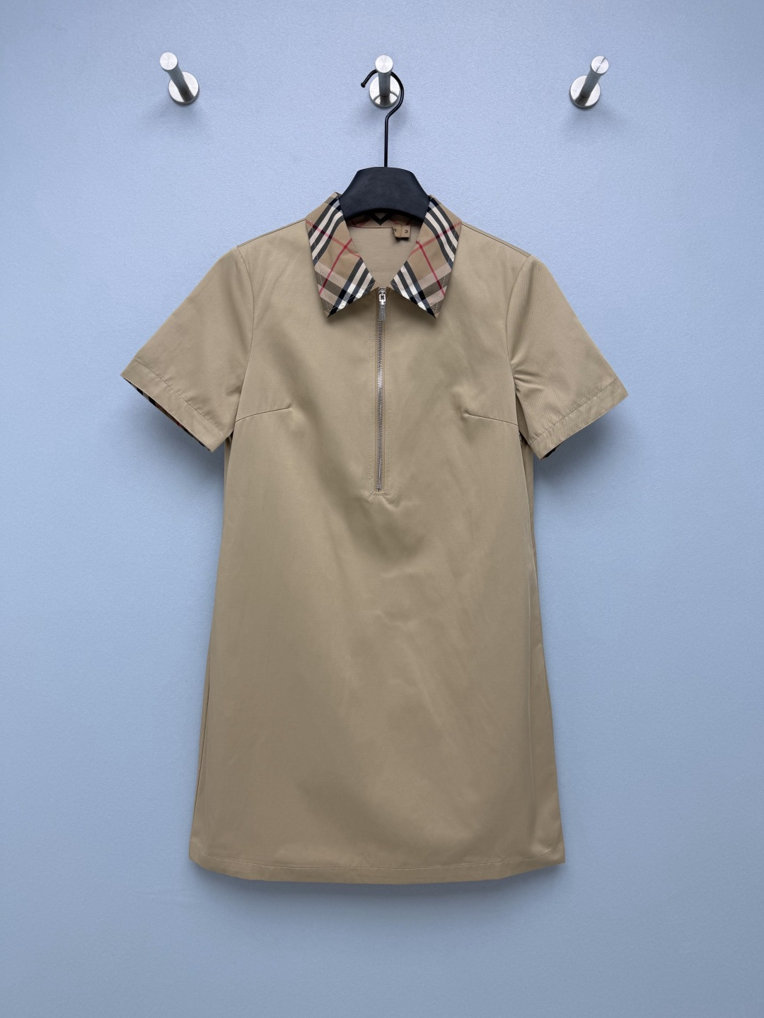 NO:891799,Bur*26's new classic khaki short-sleeved dress adopts the brand's classic Vintage retro plaid splicing neckline, which is the core of the whole dress's recognition. The cuffs are simple solid color body with retro plaid, which is low-key, light and luxurious without being exaggerated. The silver custom zipper in the front, the zipper head is engraved with the brand logo, and the half-open design takes into account the convenience of putting on and taking off and the layering of the style. A basic commuting vest dress that will fall into your eyes.  Single color size 5 SMLXLXXL, Burberry-clothing, burberry, skirts, T-shirt,19860909Bur*26新款经典卡其短袖连衣裙,采用品牌经典Vintage复古格纹拼接领口,是整款服饰的辨识度核心,袖口简约纯色衣身搭配复古格纹,低调轻奢不浮夸.前中银色定制拉链,拉链头镌刻品牌标识,半开设计兼顾穿脱便捷度与造型层次感.一眼沦陷的通勤基础款背心裙 单色5码SMLXLXXL,博柏利-服装,burberry,skirts,T-shirt,,Women's clothing