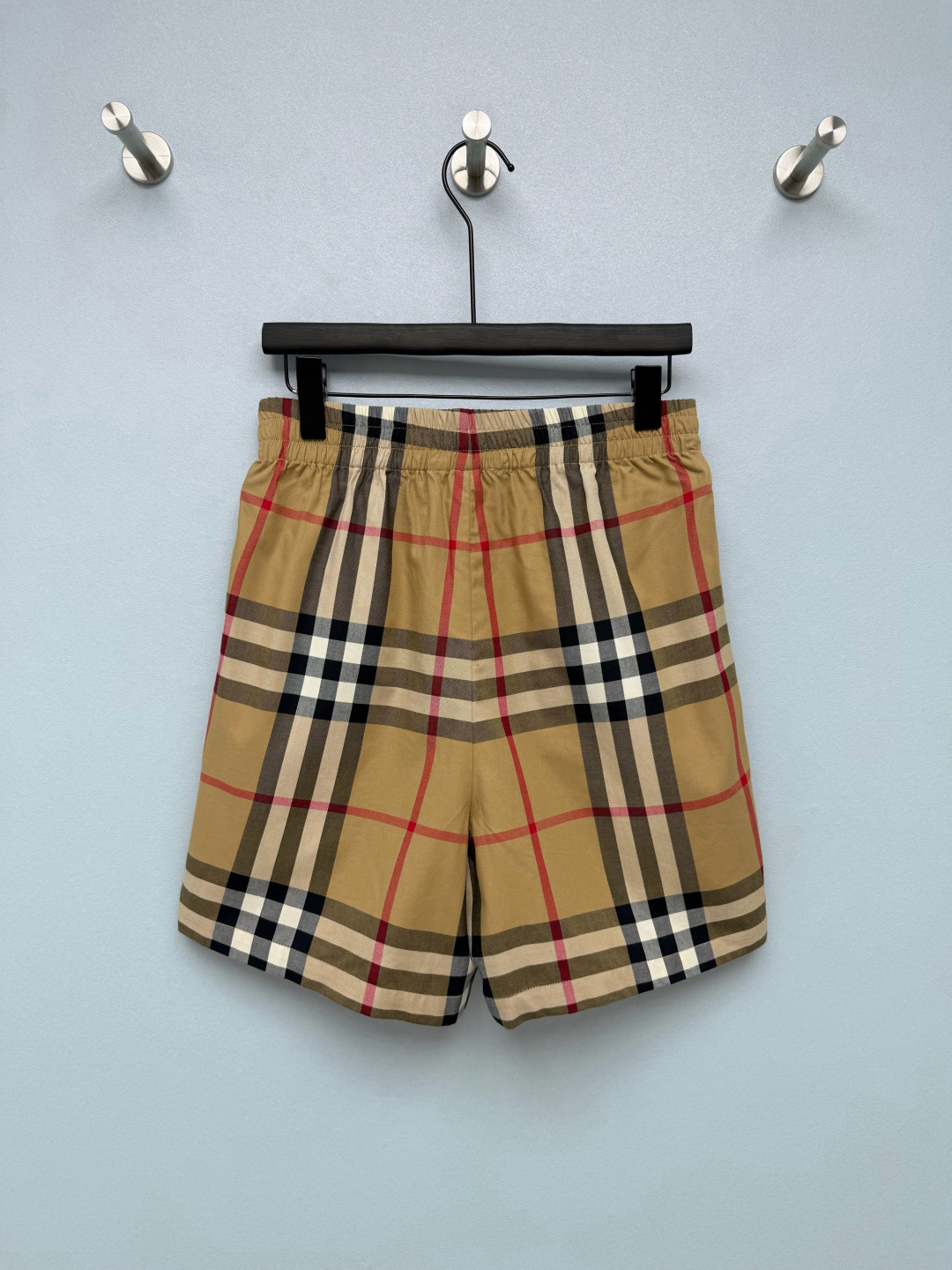 NO:891795,BUR*26 New Collection Vintage Plaid Short-Sleeved Waist Shirt Dress The brand's iconic camel retro plaid, with interwoven lines of white, black and red, and the tone is retro and mellow, making it highly recognizable. The whole pattern is neatly printed, with neat alignment, no messy faults, and the details can withstand close inspection. The classic shirt lapel + full placket metal buttons are neat and capable. The short sleeves are neatly cut and the body is three-dimensional!  A timeless British classic, the century-old plaid is worn into daily style. Monochrome size 5 SMLXLXXL, Burberry-clothing, burberry, skirts, shirts, T-shirt,19860909BUR*26新款典藏Vintage格纹短袖收腰衬衫连衣裙品牌标志性驼色复古格纹,白、黑、红三色线条交织排布,色调复古醇厚,辨识度拉满.满幅规整印花,对位工整,没有杂乱断层,细节经得起近距离审视.经典衬衫翻领+全开襟金属纽扣,利落干练.短袖剪裁利落,衣身立体！永不过时的英伦经典,把百年格纹穿成日常格调.单色5码SMLXLXXL,博柏利-服装,burberry,skirts,shirts,T-shirt,,Women's clothing