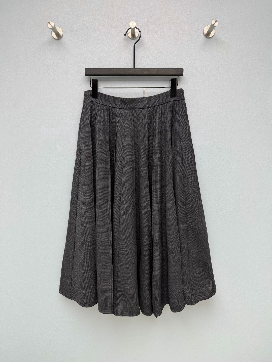 NO:891786,Di*26 new early autumn dark gray Welsh plaid high waist accordion pleated skirt high version 94 sheep wool + 6 cashmere material  , charcoal gray bottom Welsh fine plaid, fine and low-key lines, calm and restrained matte tones, no fancy colors. Worsted wool blend fabric, smooth and crisp cloth surface, anti-wrinkle and stylish, just the right drape, long-lasting pleats, not easy to collapse after long-term wear. The whole piece is three-dimensional accordion pleated, every line  The pleat lines are even and neat, and spread out to form a full A-line hem, which can easily cover the shortcomings of the body such as wide hips and thick legs. The mid-length skirt is dignified and decent, and the skirt naturally stretches when walking, giving it a sense of both sophistication and femininity. Monochrome size 3 SML, Dior-clothing, dior, skirts,19860909Di*26早秋新款深灰威尔士格纹高腰风琴百褶大摆半裙 高版本 94绵羊毛 + 6山羊绒材质 ,炭灰色底威尔士细格纹,线条细密低调,哑光色调沉稳克制,没有花哨色彩.精纺羊毛混纺面料,布面平整挺括,抗皱有型,垂感恰到好处,褶子定型持久,久穿不易塌散.整片立体风琴压褶,每一道褶线均匀工整,散开后形成饱满A字大伞摆,轻松遮盖胯宽、腿粗等身材短板.中长裙长端庄得体,走动时裙摆自然舒展,兼具干练与柔美感.单色3码SML,迪奥-服装,dior,skirts,,Women's clothing