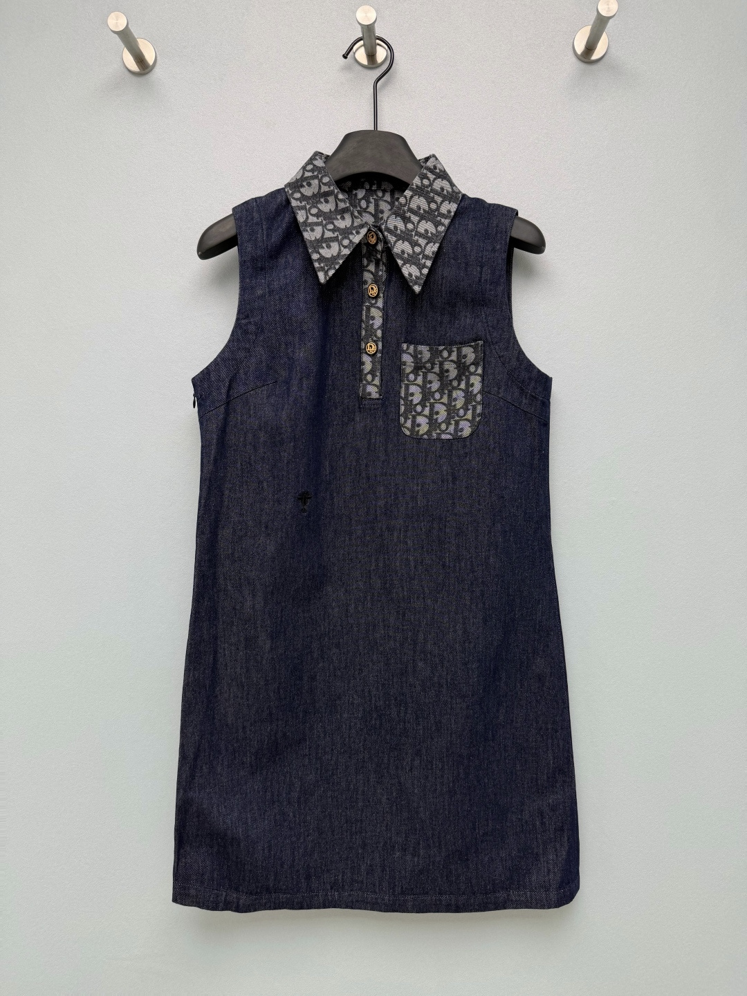 NO:891804,DI*26's new tank top dress hides classic presbyopia in the details, low-key yet recognizable. Polo lapel + half placket design, the collar and patch pockets are made of same-color presbyopia jacquard fabric, which creates a material collision with the original color denim. It is rich in layers but not exaggerated. The metal round buttons have a delicate texture, and the three buttons on the placket retain the neat tonality of the shirt dress.  The body is sleeveless, with invisible zippers on the sides, making it easy to put on and take off. The stitching is neat and elegant. It is made of raw denim. The fabric is stiff and not easy to collapse. It retains the original texture of the denim and is not easy to fade after long-term washing. The straight H-shaped short version has straight and neat lines, which can easily modify the waist and hips and is not flattering on the figure. The body is embellished with small embroidery logos to weaken the large area logo and create a low-key luxury feeling.!  Monochrome size 3 SML, Dior-clothing, dior, skirts, shirts,19860909DI*26新款背心裙 把经典老花藏在细节里,低调又有辨识度.Polo翻领+半开襟设计,领面与贴袋采用同色系老花提花面料,与原色牛仔形成材质碰撞,层次丰富却不浮夸.金属圆形纽扣,质感细腻,门襟三颗扣保留了衬衫裙的利落调性. 衣身做无袖剪裁,侧边隐形拉链,穿脱便捷,走线工整考究,原色丹宁牛仔布,面料挺括不易软塌,保留牛仔原始肌理,久洗不易褪色.直筒H型短款版型,线条平直利落,轻松修饰腰胯,不挑身材.衣身点缀小刺绣标,弱化大面积logo,营造低调奢感.！单色3码SML,迪奥-服装,dior,skirts,shirts,,Women's clothing
