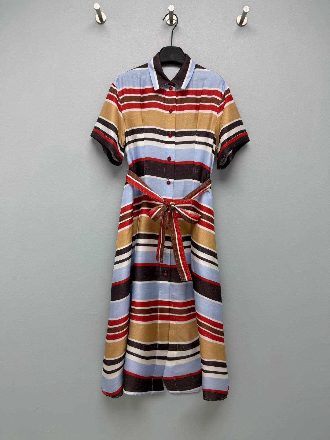 NO:892587,CHA*26 new color contrast striped silk short-sleeved dress  Multi-layered wide horizontal stripe combination, warm khaki, light sky blue, burgundy, dark brown, milky white and strong color combination, giving a retro vacation atmosphere. Comes with a striped belt of the same fabric, which can easily pinch out a slim waist, and the straight body is long and slim. The placket and cuffs are all made of burgundy resin buttons, with silver double buttons embedded inside.  C embossed logo; mini double C embroidery is embellished on the side of the left chest pocket, low-key and hidden brand details. Silk blended fabric, with a subtle dotted texture, matte texture, high-end but not cheap, the upper body is silky and cool, and the strong-colored striped silk shirt with a retro pictorial feel is amazing. Single color size 3  SMLB, Chanel-clothing,chanel,skirts,shirts,T-shirt,real silk,19860909CHA*26 新款肤色撞色条纹真丝短袖连衣裙 多层次宽横条纹组合,暖卡其、浅天蓝、酒红、深棕、奶白壮色搭配,复古度假氛围感,附赠同布条纹腰带,轻松掐出小蛮腰,直筒全身长肉显瘦.门襟、袖口全部采用酒红色树脂纽扣,内嵌银色双C浮雕logo；左胸口袋侧边点缀迷你双C刺绣,低调暗藏品牌细节.真丝混纺面料,带着细微杂点肌理,哑光质感高级不廉价,上身丝滑冰凉,自带复古画报感的壮色条纹真丝衬衫太绝了单色3码 SMLB,香奈儿-服装,chanel,skirts,shirts,T-shirt,real silk,,Women's clothing