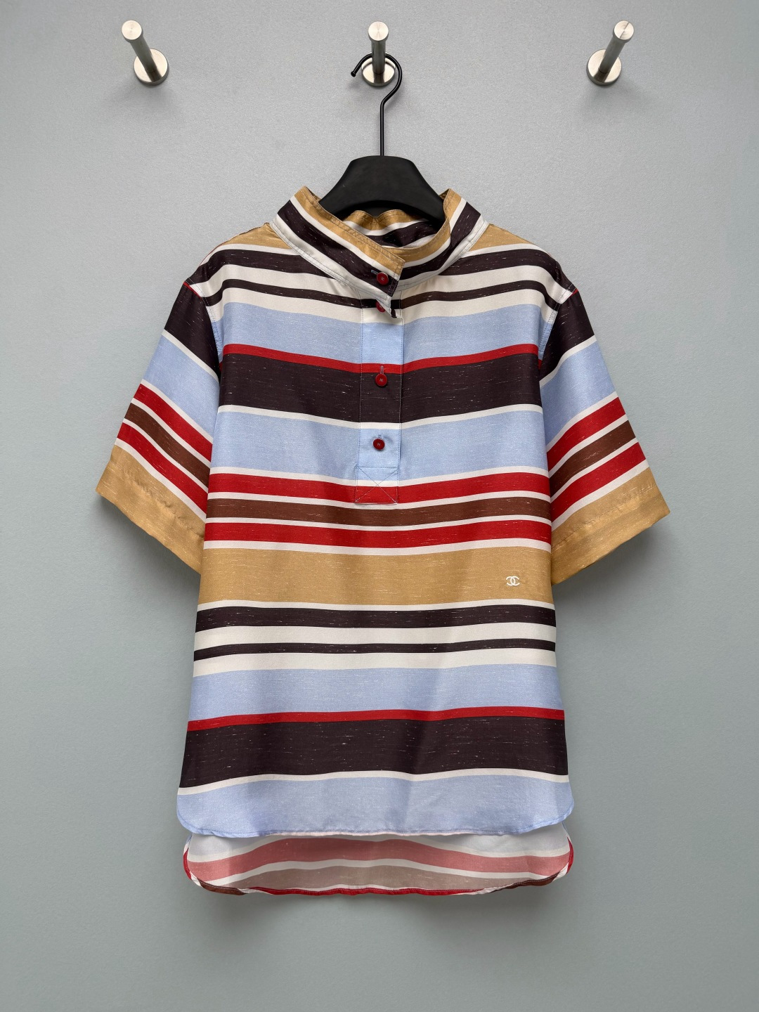 NO:892592,CHA*26 new retro contrast striped silk short-sleeved stand-collar shirt  A combination of multi-layered wide horizontal stripes, contrasting colors of warm khaki, light sky blue, burgundy, dark brown, and milky white, giving a retro holiday atmosphere. The collar and cuffs are stitched with same-color hemming to create a unified layer. The placket and cuffs are all made of burgundy resin buttons with embedded silver Double C embossed logo; the side of the left chest pocket is embellished with mini Double C embroidery  , low-key and hidden brand details. The silk blended fabric has a subtle texture, the matte texture is high-end but not cheap, the upper body is smooth and cool, the contrasting striped silk shirt with a retro pictorial feel is amazing, single color size 3 SMLB, Chanel-clothing, chanel, shirts, T-shirt, real  silk,19860909CHA*26新款复古撞色条纹真丝短袖立领衬衫 多层次宽横条纹组合,暖卡其、浅天蓝、酒红、深棕、奶白撞色搭配,复古度假氛围感,领口、袖口做同色系包边拼接,层次统一.门襟、袖口全部采用酒红色树脂纽扣,内嵌银色双C浮雕logo；左胸口袋侧边点缀迷你双C刺绣,低调暗藏品牌细节.真丝混纺面料带着细微杂点肌理,哑光质感高级不廉价,上身顺滑冰凉,自带复古画报感的撞色条纹真丝衬衫太绝了单色3码SMLB,香奈儿-服装,chanel,shirts,T-shirt,real silk,,Women's clothing