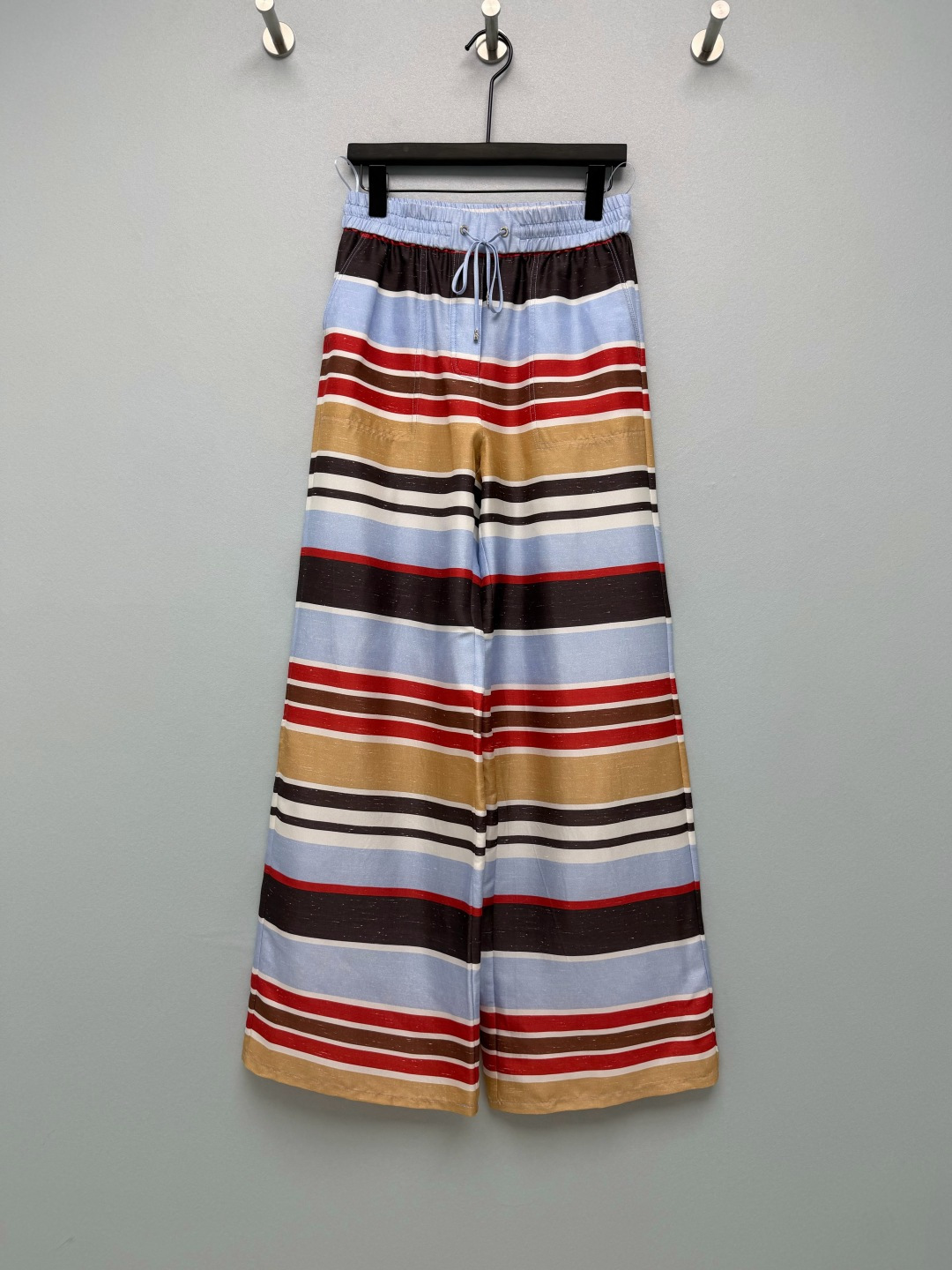 NO:892544,CHA*26 new retro contrast striped silk wide-leg trousers  Multi-layered wide horizontal stripe combination, contrasting colors of warm khaki, light sky blue, burgundy, dark brown, and milky white, giving a retro vacation atmosphere, elastic elastic waist + same-color drawstring ties, freely adjustable waist, adaptable to a variety of body types, easy to put on and take off without restraint, contrasting horizontal stripes full of American western style  Atmosphere, smooth Tencel fabric, draping and anti-wrinkle, no need to worry about taking care of it when you go out. It is low-key and hides the brand details. The silk blended fabric has a subtle texture, the matte texture is high-end but not cheap, the upper body is smooth and cool, and the contrasting striped silk shirt with a retro pictorial feel is amazing. The single color size 3  SMLB,Chanel-clothing,chanel,shirts,real silk,19860909CHA*26新款复古撞色条纹真丝阔腿长裤 多层次宽横条纹组合,暖卡其、浅天蓝、酒红、深棕、奶白撞色搭配,复古度假氛围感,松紧弹力腰+同色系抽绳系带,可自由调节腰围,适配多种身材,穿脱便捷无束缚,撞色横条纹充满美式西部氛围,顺滑天丝面料,垂顺抗皱,出门不用费心打理.低调暗藏品牌细节.真丝混纺面料带着细微杂点肌理,哑光质感高级不廉价,上身顺滑冰凉,自带复古画报感的撞色条纹真丝衬衫太绝了单色3码 SMLB,香奈儿-服装,chanel,shirts,real silk,,Women's clothing