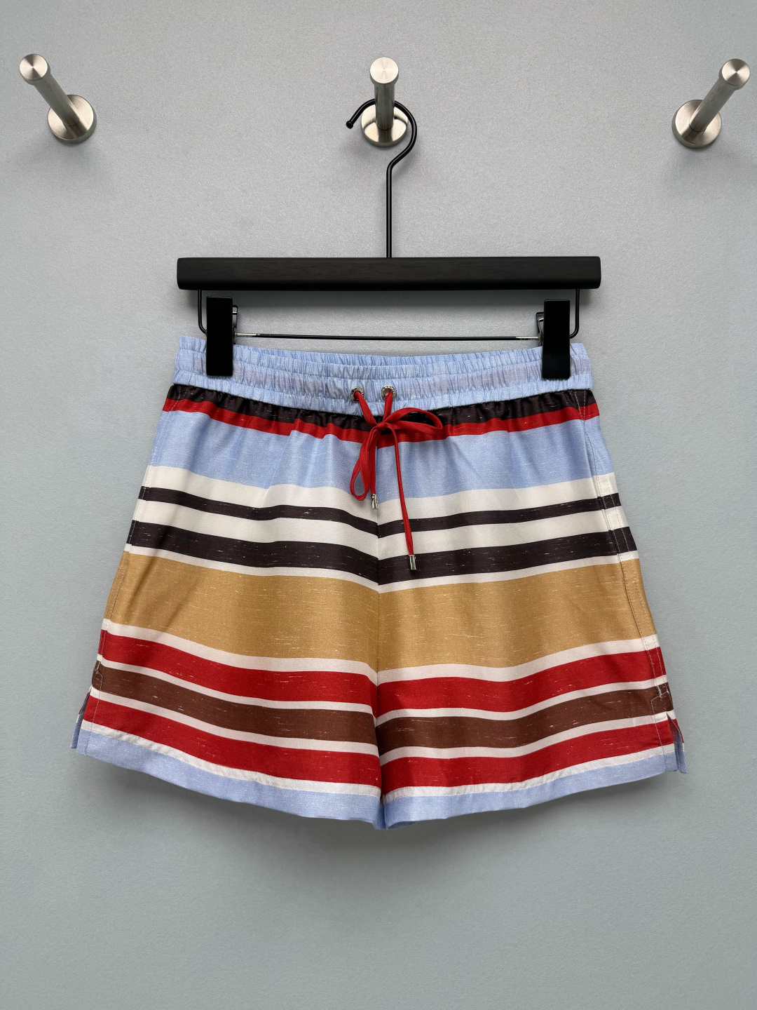 NO:892550,CHA*26 new retro contrast striped silk wide-leg shorts  Multi-layered wide horizontal stripe combination, contrasting colors of warm khaki, light sky blue, burgundy, dark brown, and milky white, giving a retro vacation atmosphere, elastic elastic waist + same-color drawstring ties, freely adjustable waist, adaptable to a variety of body types, easy to put on and take off without restraint, contrasting horizontal stripes full of American western style  Atmosphere, smooth Tencel fabric, draping and anti-wrinkle, no need to worry about taking care of it when you go out. It is low-key and hides the brand details. The silk blended fabric has a subtle texture, the matte texture is high-end but not cheap, the upper body is smooth and cool, and the contrasting striped silk shirt with a retro pictorial feel is amazing. The single color size 3  SMLB,Chanel-clothing,chanel,shorts,shirts,real silk,19860909CHA*26新款复古撞色条纹真丝阔腿短裤 多层次宽横条纹组合,暖卡其、浅天蓝、酒红、深棕、奶白撞色搭配,复古度假氛围感,松紧弹力腰+同色系抽绳系带,可自由调节腰围,适配多种身材,穿脱便捷无束缚,撞色横条纹充满美式西部氛围,顺滑天丝面料,垂顺抗皱,出门不用费心打理.低调暗藏品牌细节.真丝混纺面料带着细微杂点肌理,哑光质感高级不廉价,上身顺滑冰凉,自带复古画报感的撞色条纹真丝衬衫太绝了单色3码 SMLB,香奈儿-服装,chanel,shorts,shirts,real silk,,Women's clothing