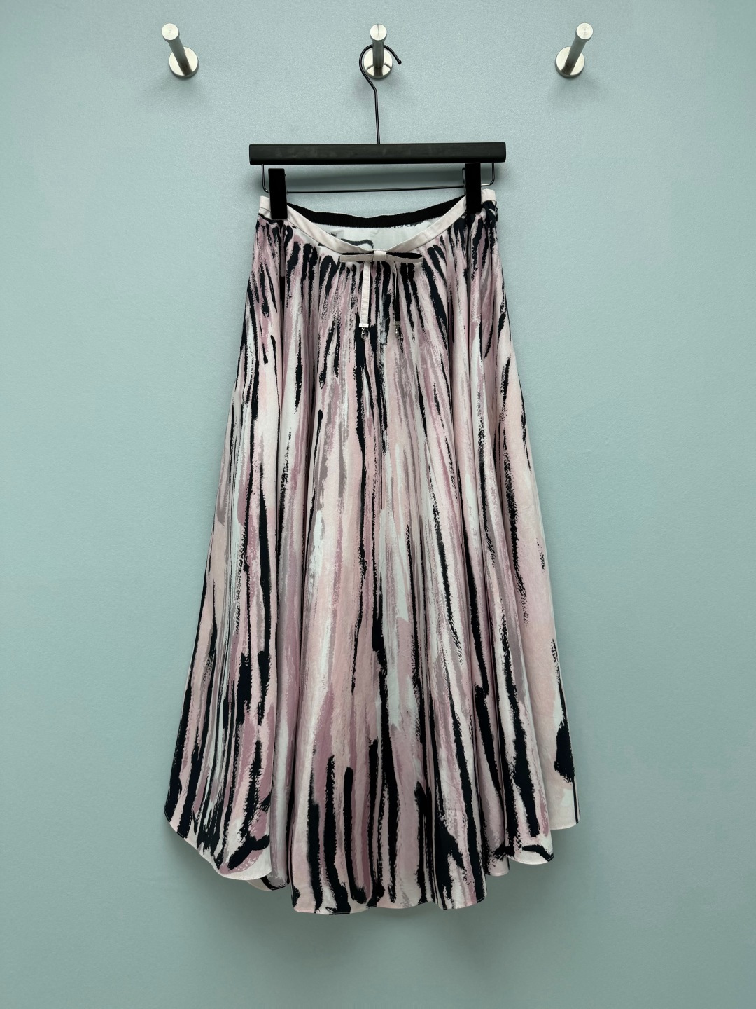 NO:892556,DI*26 new ink pink zebra pattern large hem skirt and artistic umbrella skirt is here!  Wear abstract ink paintings on your body, niche yet high-end. Soft pink background + zebra pattern, weakening the wildness, with a gentle artistic temperament. Customized CD pendant with bow at the waist, large A-shaped umbrella hem, irregular arc hem. Nude pink artistic print, soft and individual!  Monochrome size 3 SMLB, Dior-clothing, dior, skirts,19860909DI*26新款水墨粉斑马纹大摆半裙艺术感伞裙来啦！把抽象水墨画穿在身上,小众又高级.柔粉底色+笔触斑马纹,弱化野性,自带温柔艺术气质.腰头蝴蝶结定制CD吊坠,整片式大A字伞摆,不规则弧形下摆.裸粉底色艺术印花,柔美又有个性！单色3码 SMLB,迪奥-服装,dior,skirts,,Women's clothing