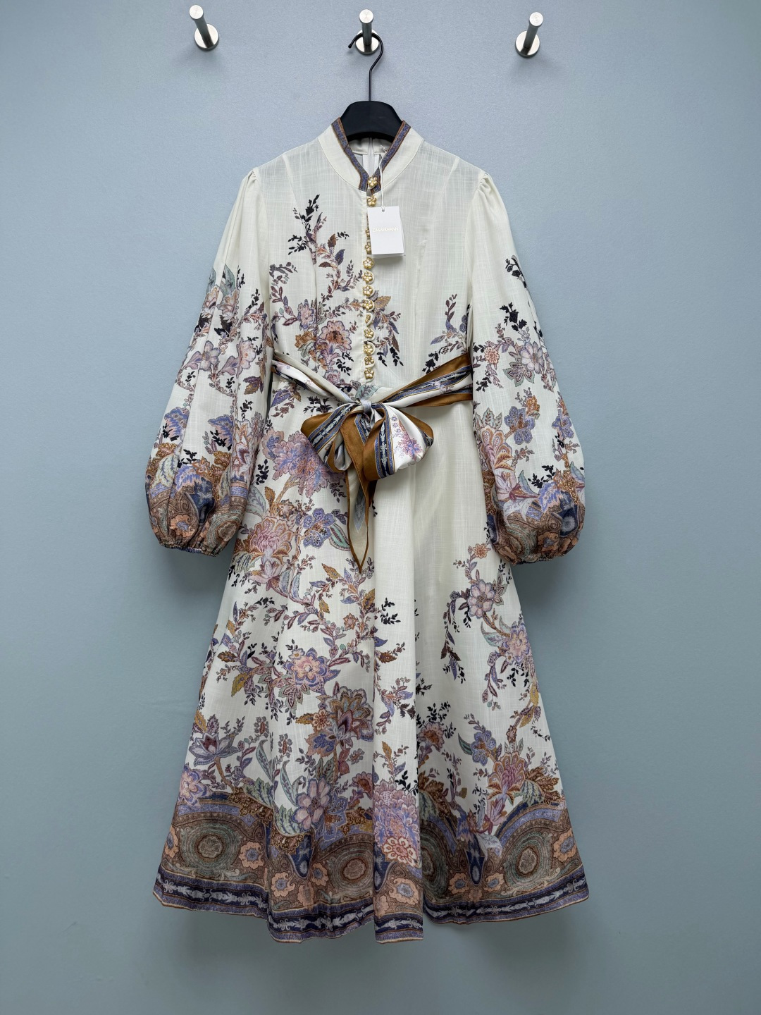 NO:892562,ZIMMERMA* new Chinese style paisley garden skirt lantern sleeve holiday dress  The off-white bottom is covered with retro floral paisley patterns, a combination of low-saturated tones such as lavender purple, caramel brown, and gray blue, and the hem is matched with an ethnic border print. It belongs to the retro garden style of the Western Regions. The tones are soft and high-end, full of a relaxed old-money vacation atmosphere. Wear the retro garden of the Western Regions on your body, and it will be gentle and noble. Xinzhong  Stand-up collar + a row of gold buttons, a perfect fusion of Chinese and Western styles. Loose lantern long sleeves, covering the flesh and protecting from the sun, and making every move very atmospheric. Comes with a silk scarf belt made of the same fabric, which can easily tighten the waist and abdomen, and the large skirt is elegant and flexible when walking. Low saturation retro flower print, comes with a soft light filter for taking photos, perfect for travel photos~  Solid color size 4 SMLXLB, Zimmerman-clothing, skirts,19860909ZIMMERMA*新款国风佩斯利花园裙灯笼袖度假连衣裙 米白底铺满复古花卉佩斯利纹样,薰衣草紫、焦糖棕、灰蓝等低饱和色调组合,下摆搭配民族风边框印花,属于西域复古花园风,色调柔和高级,充满松弛的老钱度假氛围.把西域复古花园穿在身上,温柔又显贵.新中式立领+一排金扣,中西风格完美融合.宽松灯笼长袖,遮肉又防晒,举手投足都很有氛围感.附赠同面料丝巾腰带,轻松收紧腰腹,大裙摆走路飘逸灵动.低饱和复古花卉印花,拍照自带柔光滤镜,出游出片率满分~ 单色4码SMLXLB,兹默曼-服装,skirts,,Women's clothing